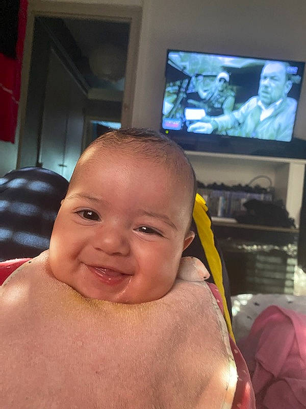 Liya a rejoint le concours — aidez-le/la à gagner de superbes lots ! baby, cable_television, cheek, chin, eyebrow, eyelash, fun, happy, head, iris, joy, lip, mouth, nose, output_device, person, skin, smile, technology, television