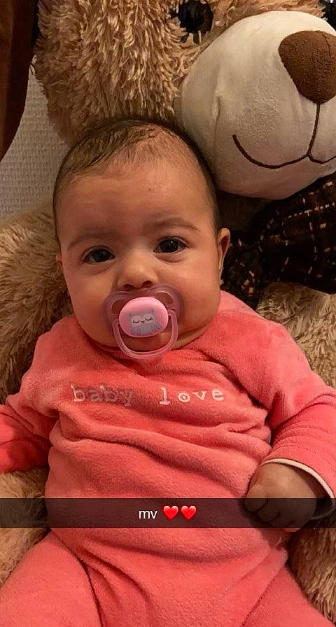 Liya participe au concours pour gagner de l'argent avec cette photo : baby, baby_toddler_clothing, cheek, chin, comfort, ear, eye, eyebrow, eyelash, fun, hair, happy, human_body, iris, lip, mouth, nose, person, skin, toddler