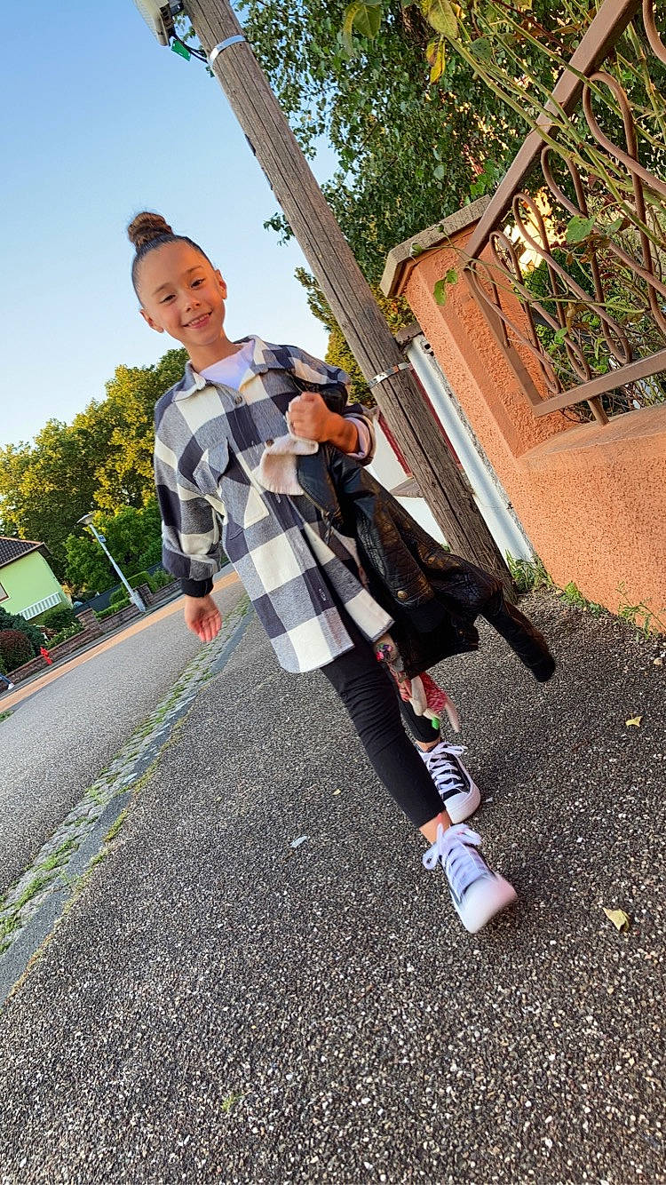 Lila a rejoint le concours — aidez-le/la à gagner de superbes lots ! asphalt, city, eyewear, grass, joy, leisure, pattern, person, plaid, plant, recreation, road, road_surface, rolling, shoe, sidewalk, sky, sneakers, street_fashion, t_shirt