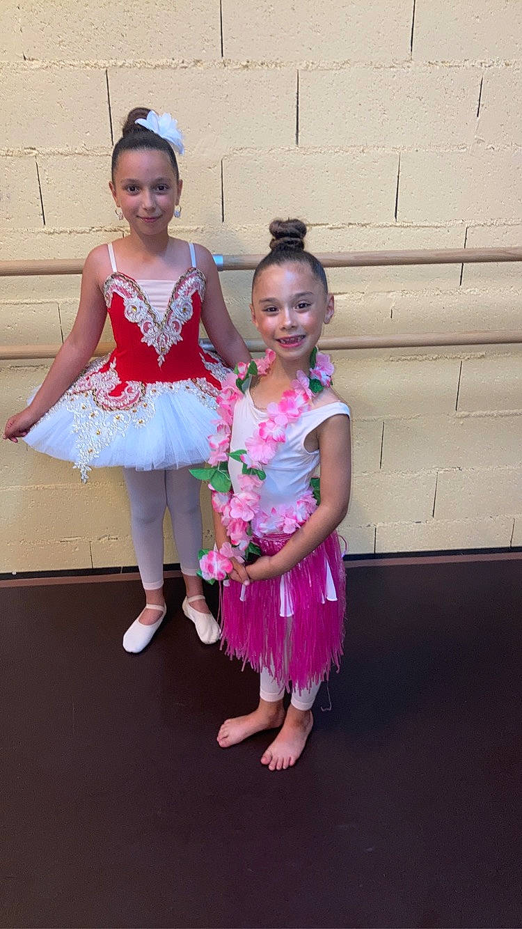 Lila participe au concours pour gagner de l'argent avec cette photo : baby_toddler_clothing, child, day_dress, event, face, fashion_accessory, fashion_design, fun, happy, head, jewellery, joy, leisure, magenta, person, pink, purple, sandal, shoe, smile