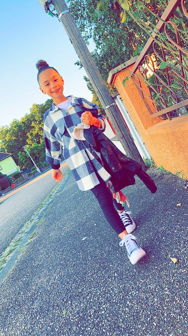 Lila participe au concours pour gagner de l'argent avec cette photo : asphalt, cool, electric_blue, eyewear, joy, leisure, person, plaid, plant, recreation, road, road_surface, rolling, sidewalk, skateboarder, sky, street_fashion, sunglasses, t_shirt, tartan