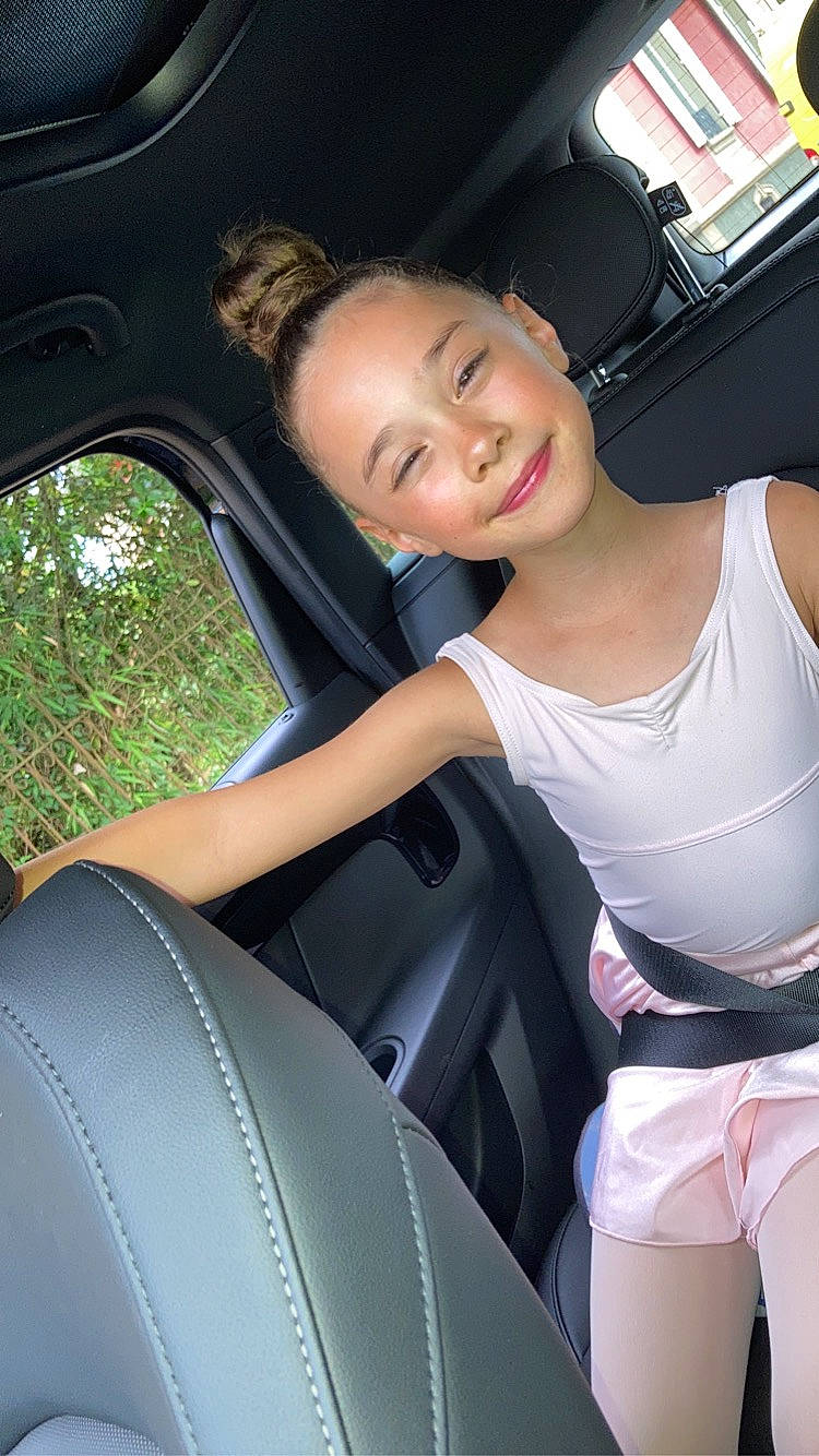 Lila participe au concours pour gagner de l'argent avec cette photo : automotive_design, automotive_exterior, car, car_seat, car_seat_cover, comfort, face, finger, flash_photography, head, head_restraint, joy, leg, leisure, motor_vehicle, person, smile, steering_wheel, thigh, vehicle