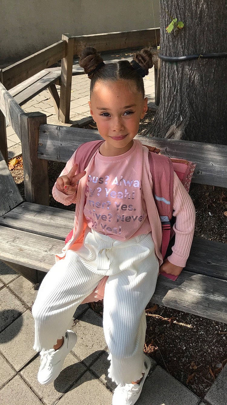 Lila participe au concours pour gagner de l'argent avec cette photo : active_pants, child, eye, face, fashion_design, fun, hairstyle, happy, head, human_leg, joy, leisure, necklace, person, sitting, sleeve, sportswear, street_fashion, thigh, toddler