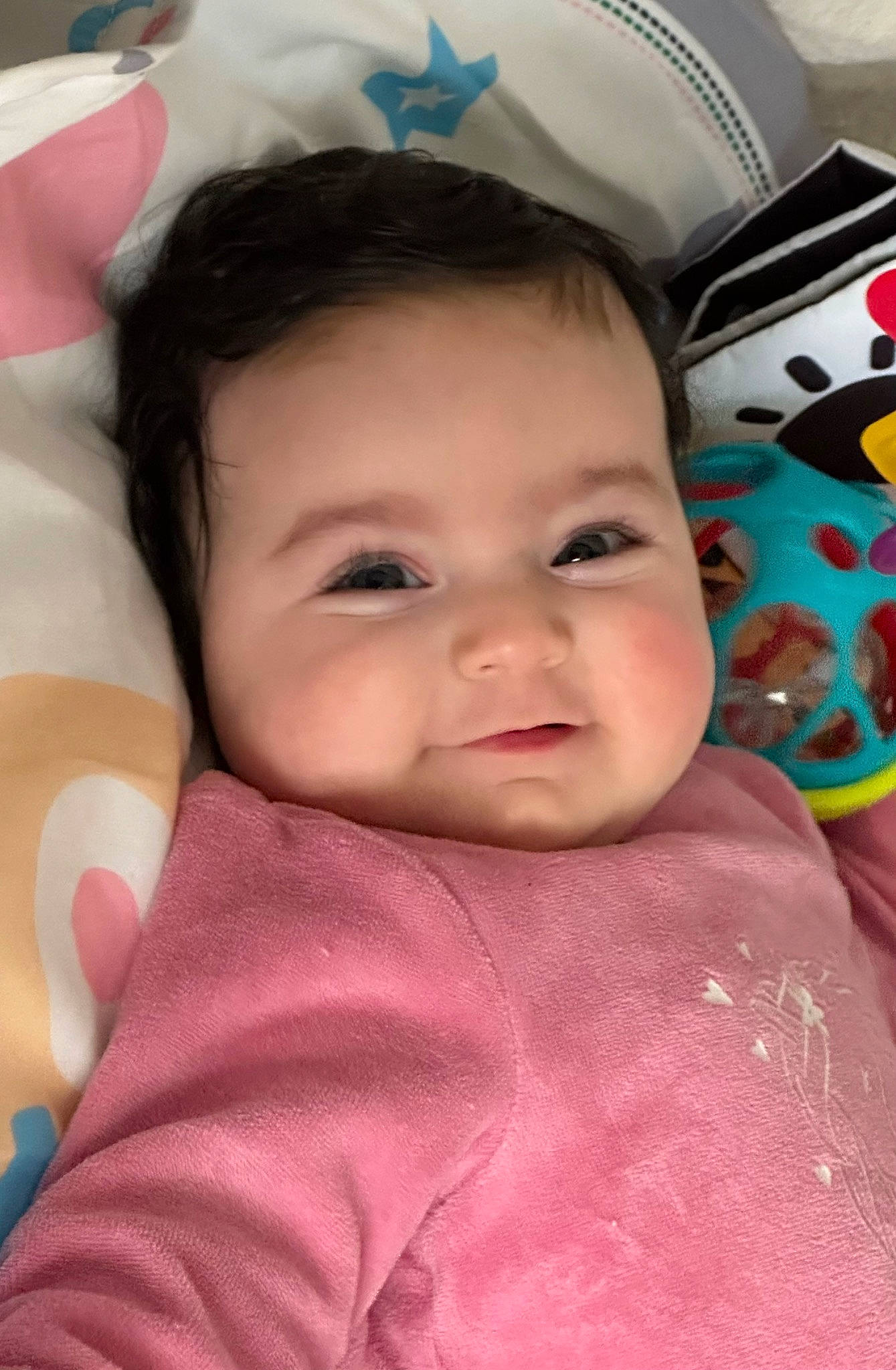 Julia a rejoint le concours — aidez-le/la à gagner de superbes lots ! baby, baby_toddler_clothing, cheek, chin, comfort, eyebrow, eyelash, facial_expression, gesture, happy, human, iris, lip, mouth, nose, person, pink, skin, sleeve, smile