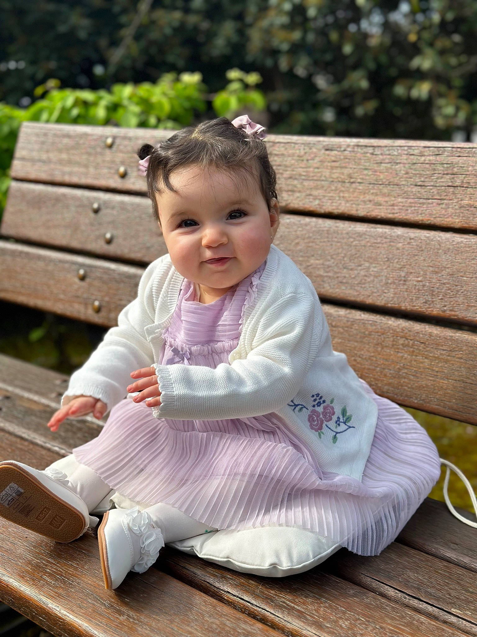 Julia a rejoint le concours — aidez-le/la à gagner de superbes lots ! baby, baby_products, baby_toddler_clothing, child, dress, face, grass, happy, joy, leisure, people_in_nature, person, pink, plant, purple, recreation, serveware, sitting, skin, smile