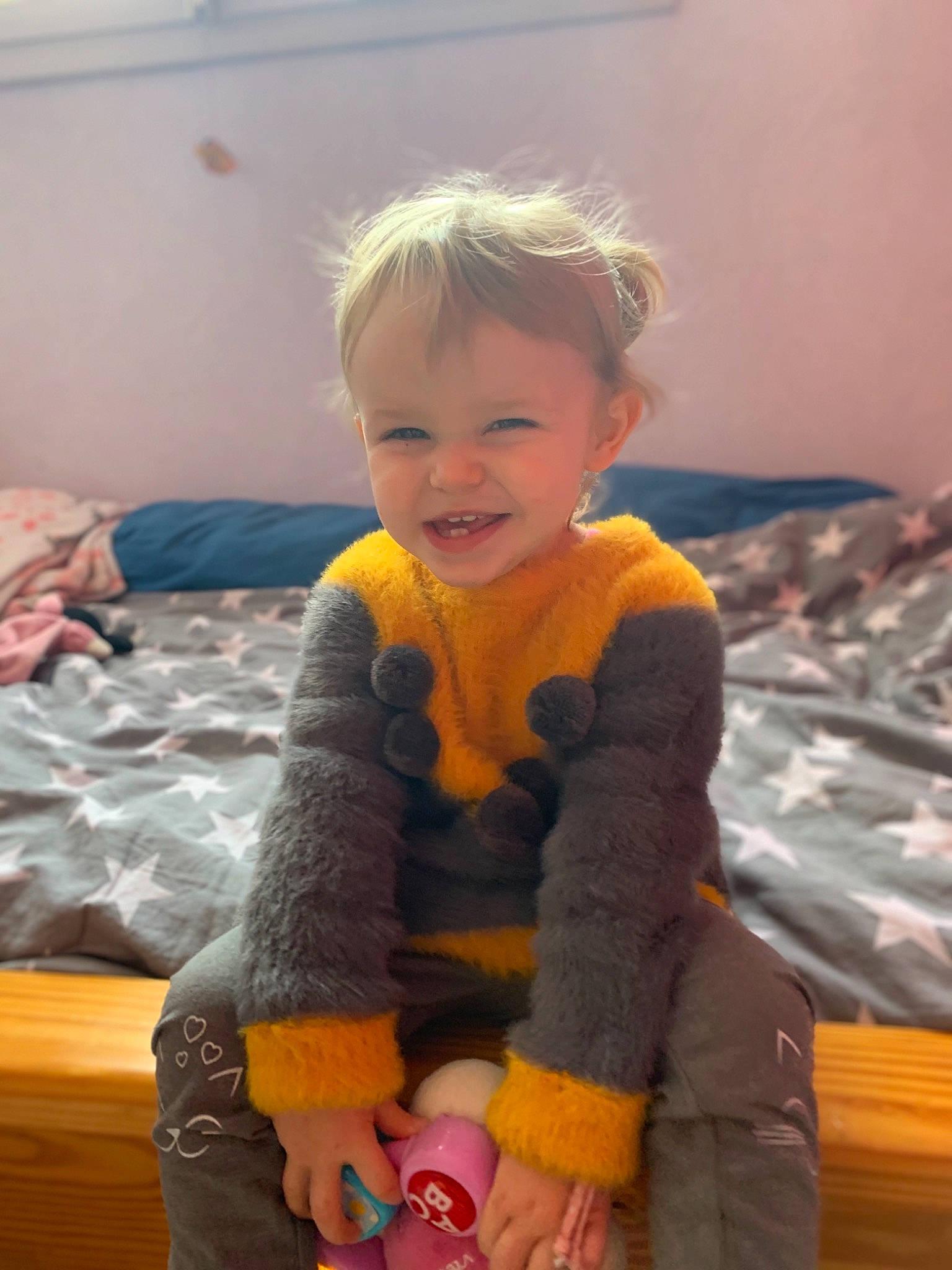 Iris a rejoint le concours — aidez-le/la à gagner de superbes lots ! baby, blond, cheek, child, fur, iris, leg, person, play, sitting, skin, sleeve, toddler, toy, wool