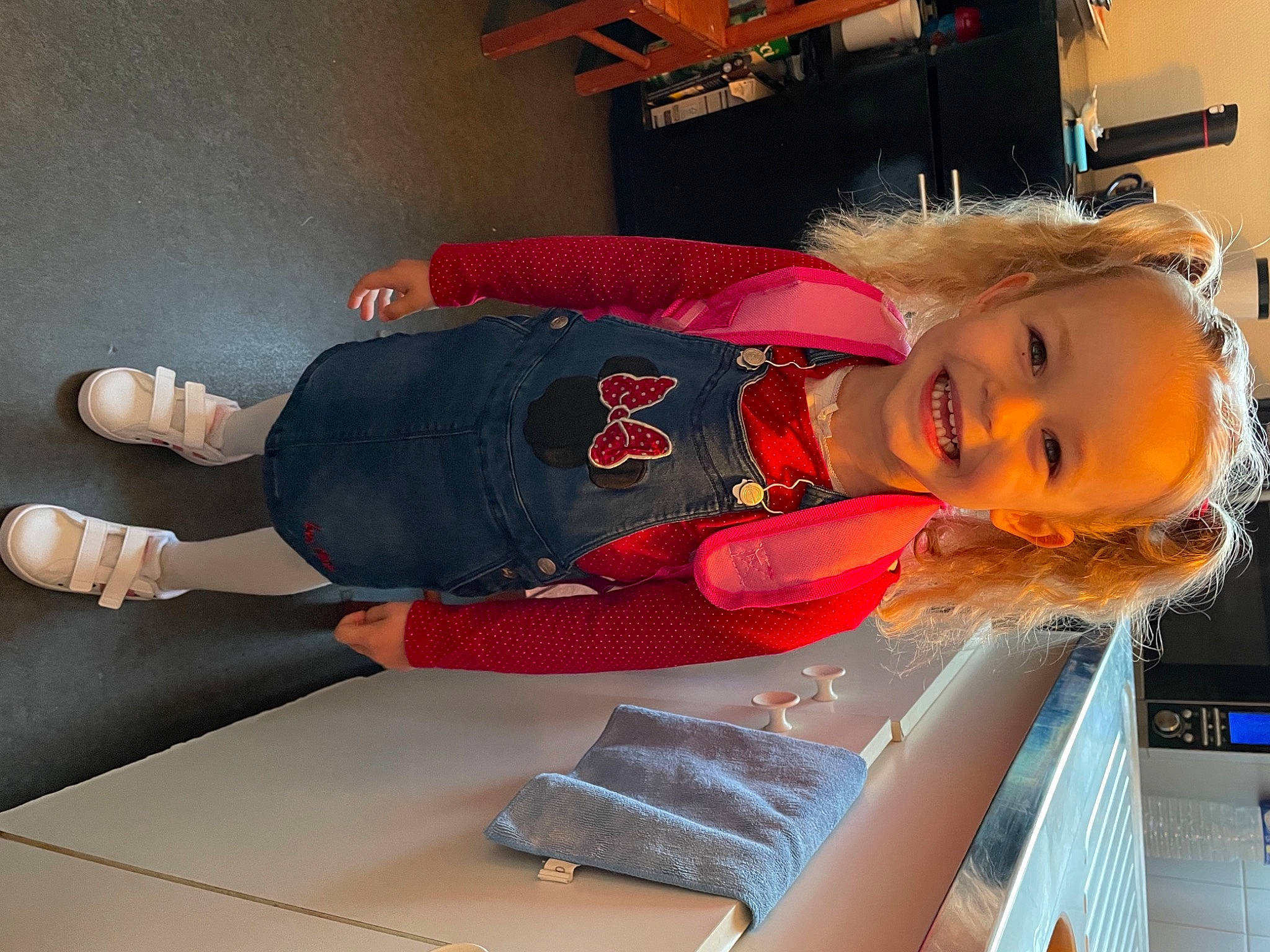 Iris participe au concours pour gagner de l'argent avec cette photo : carmine, child, comfort, electric_blue, flooring, fun, human_leg, joy, knee, orange, person, room, sleeve, smile, street_fashion, toddler