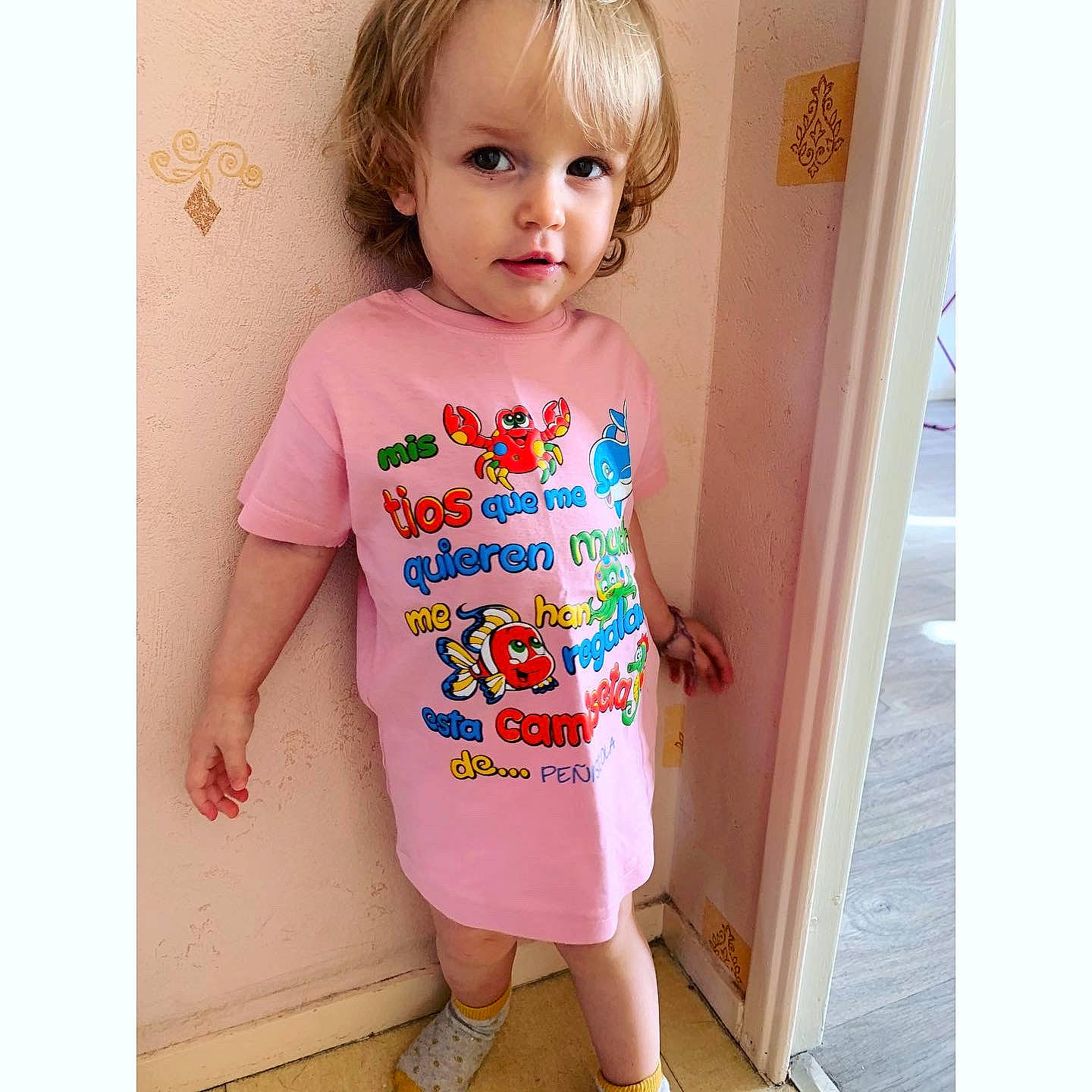Iris participe au concours pour gagner de l'argent avec cette photo : baby_toddler_clothing, child, clothing, nightwear, pattern, person, pink, product, sleeve, t_shirt, toddler, top