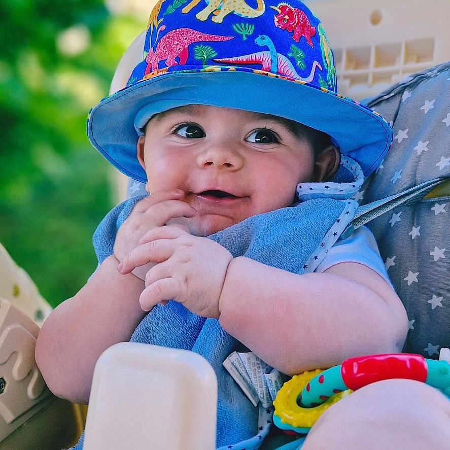 Daymon a rejoint le concours — aidez-le/la à gagner de superbes lots ! ankle, baby, baseballcap, bodypart, bonnet, cap, clothing, face, finger, hand, happy, hat, head, pants, person, photography, portrait, sitting, smile, sunhat
