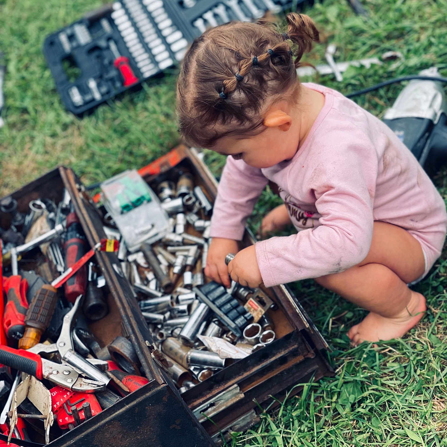 Marilyn is registered to the contest to win money with this photo: audio_equipment, cable, computer_hardware, electrical_wiring, electronic_device, electronic_engineering, electronic_instrument, engineering, event, grass, landscape, machine, metal, motor_vehicle, plant, recreation, soil, t_shirt, toy, wire