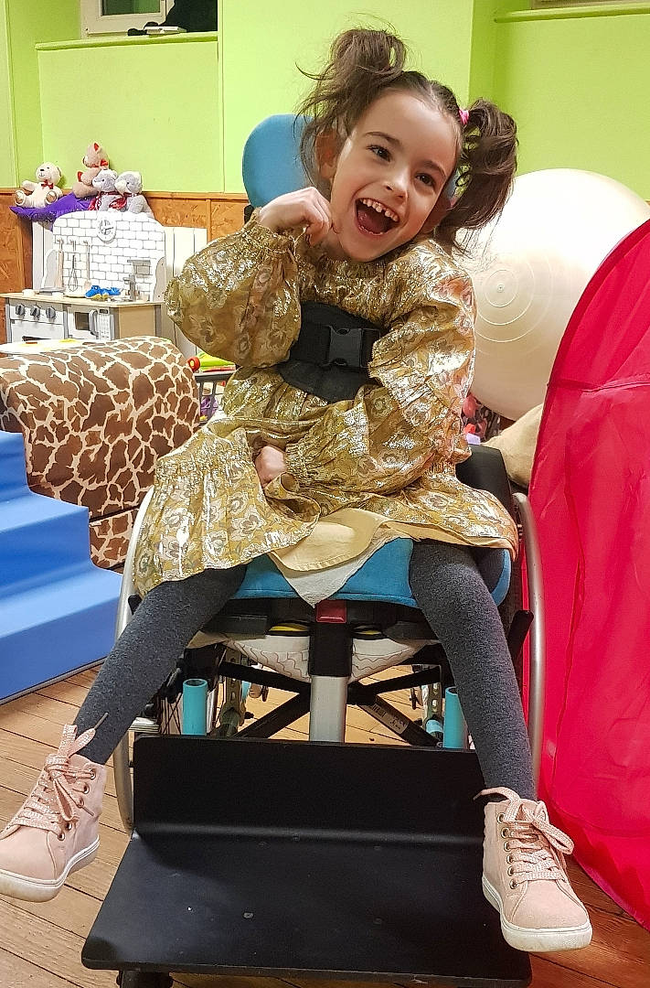 Charlie participe au concours pour gagner de l'argent avec cette photo : blond, boot, chair, child, comfort, event, fashion_accessory, fashion_design, fun, hairstyle, happy, human_leg, lap, leisure, person, room, sandal, shoe, sitting, smile