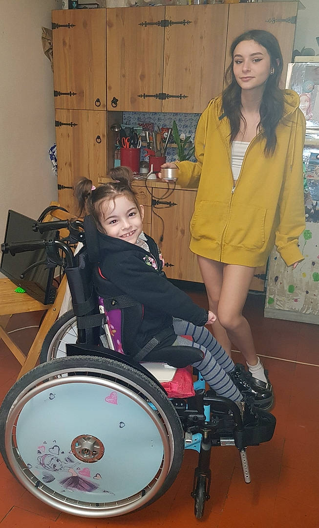 Charlie a rejoint le concours — aidez-le/la à gagner de superbes lots ! automotive_design, bag, chair, fashion_design, fun, handbag, high_heels, human_leg, joy, knee, luggage_and_bags, person, rim, room, sandal, shorts, smile, spoke, thigh, vintage_clothing