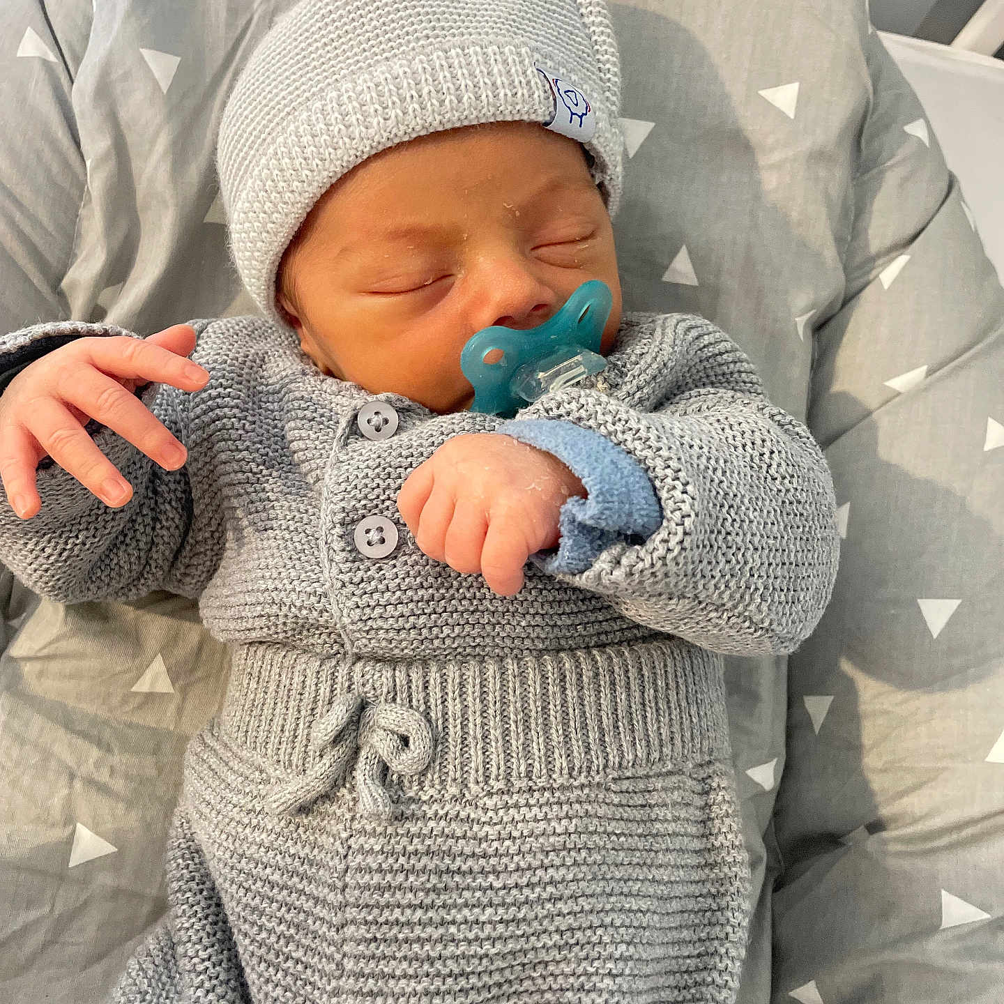 Anderson a rejoint le concours — aidez-le/la à gagner de superbes lots ! baby, blanket, bonnet, clothing, face, hat, head, knitwear, newborn, person, sweater, yawning