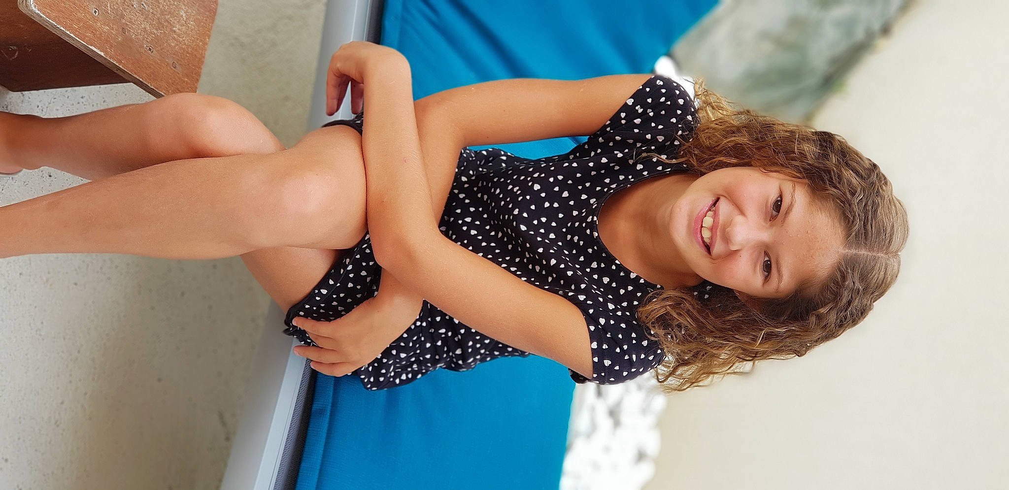 Eline a rejoint le concours — aidez-le/la à gagner de superbes lots ! beauty, black_hair, brown_hair, design, finger, human_leg, joy, leg, long_hair, model, pattern, person, photo_shoot, photography, polka_dot, skin, thigh