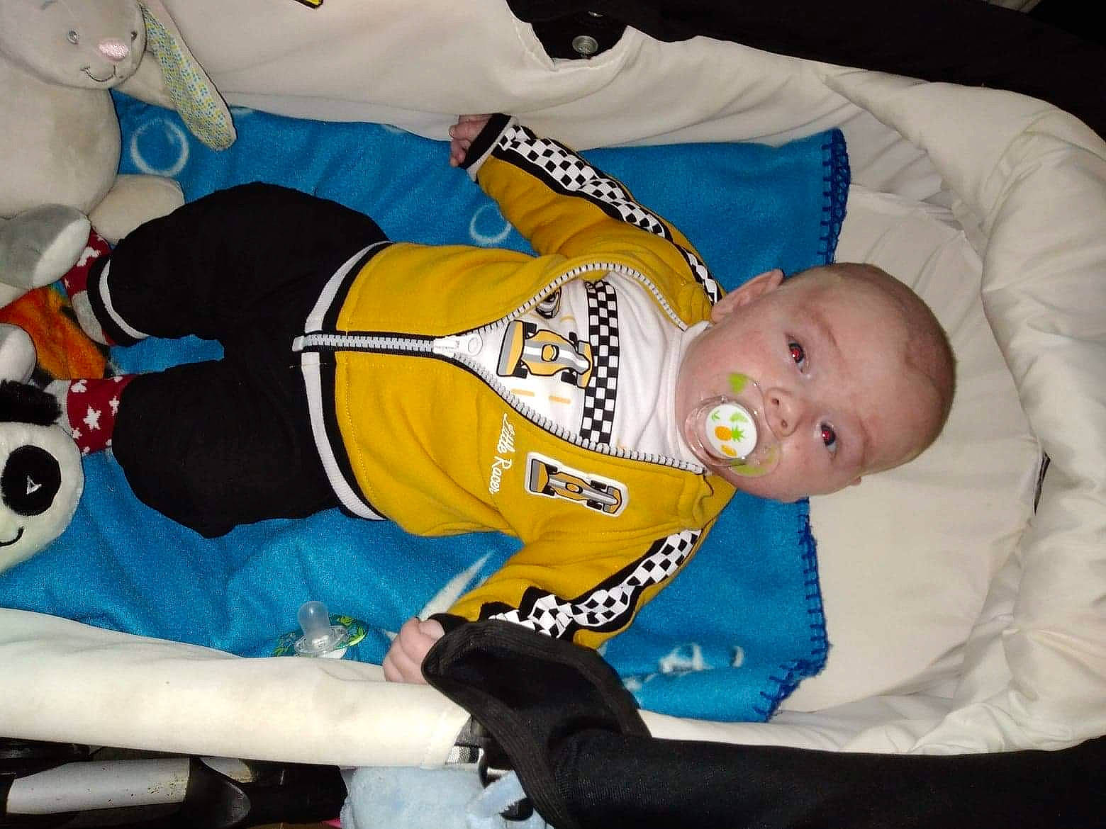 Axel a rejoint le concours — aidez-le/la à gagner de superbes lots ! child, person