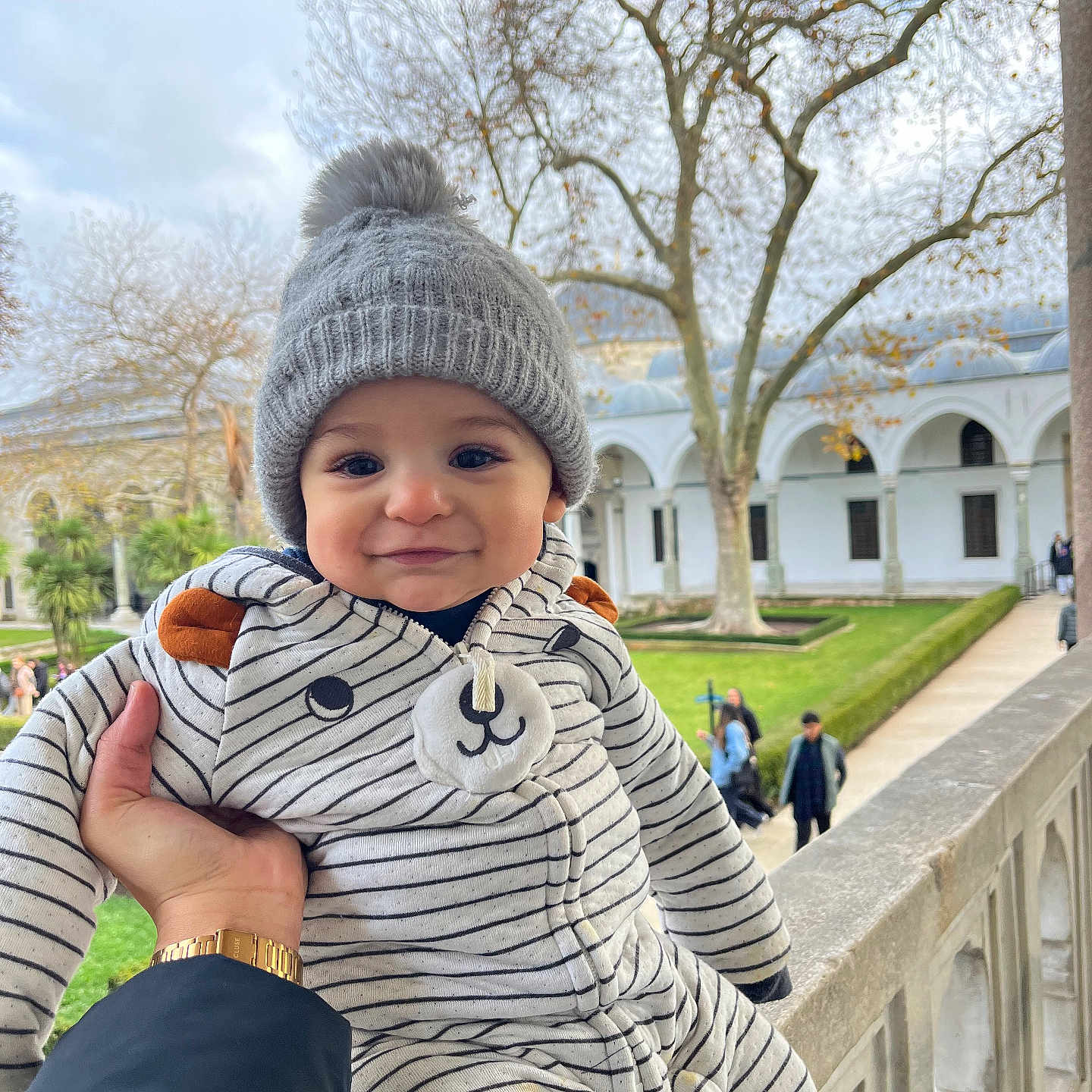 Idris participe au concours pour gagner de l'argent avec cette photo : accessories, baby, bag, beanie, bonnet, cap, clothing, coat, face, glove, handbag, happy, hat, head, knitwear, pants, person, photography, portrait, sweater
