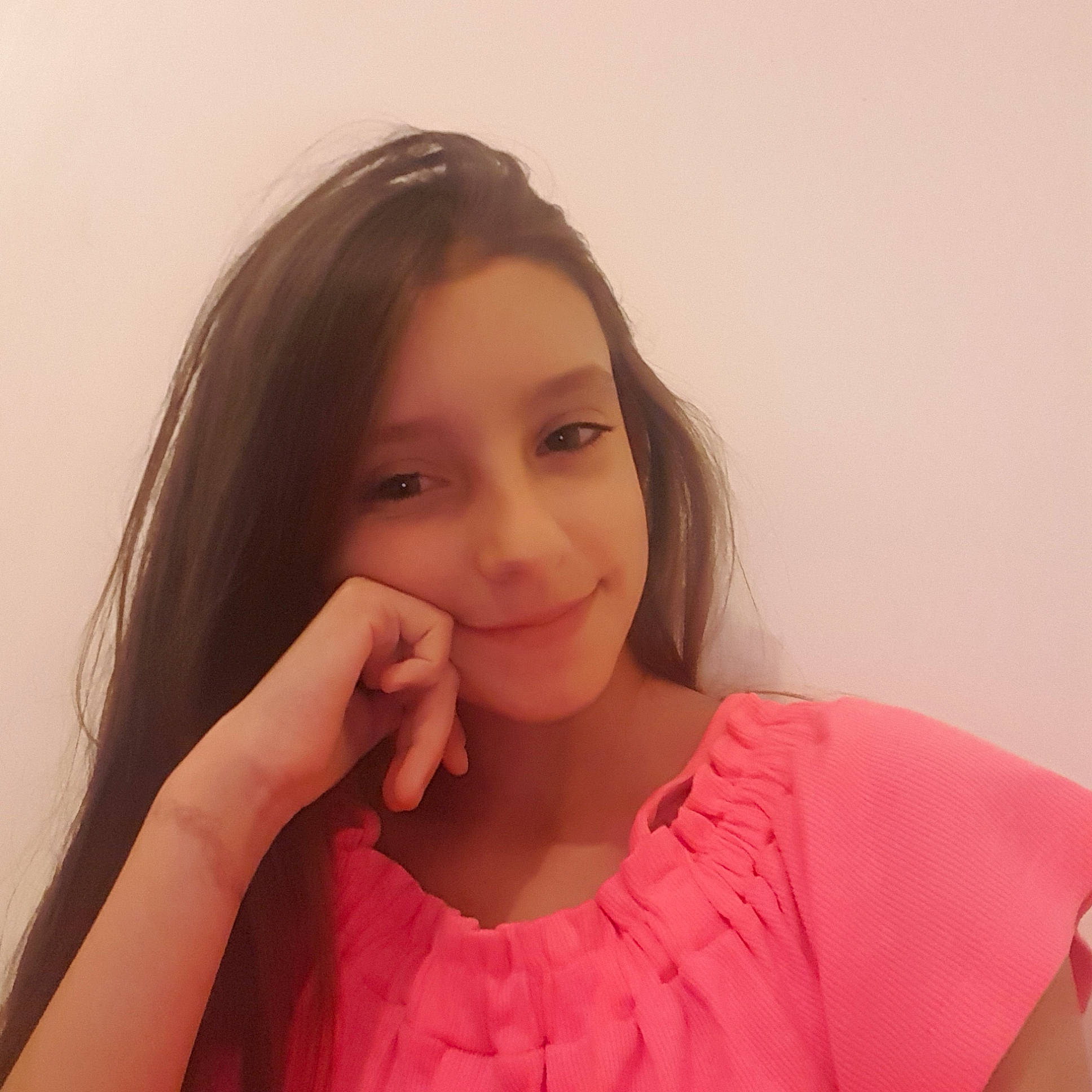 Maelys participe au concours pour gagner de l'argent avec cette photo : beauty, brown_hair, cheek, chin, eyebrow, face, finger, forehead, gesture, hair, hairstyle, jaw, lip, long_hair, mouth, neck, nose, person, pink, shoulder