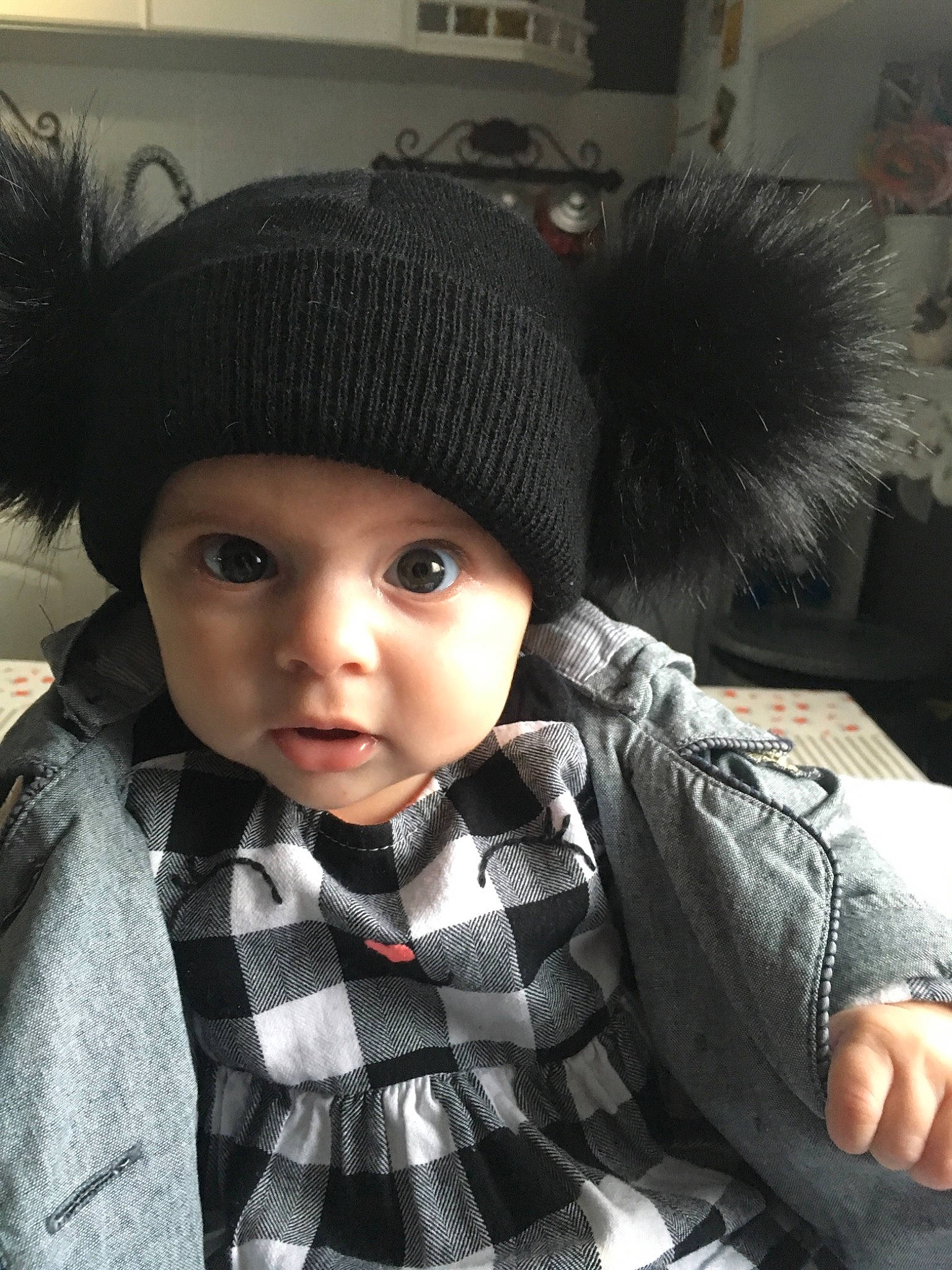 Vicroria a rejoint le concours — aidez-le/la à gagner de superbes lots ! beanie, cap, child, cool, fur, girl, hat, headgear, knit_cap, person, textile
