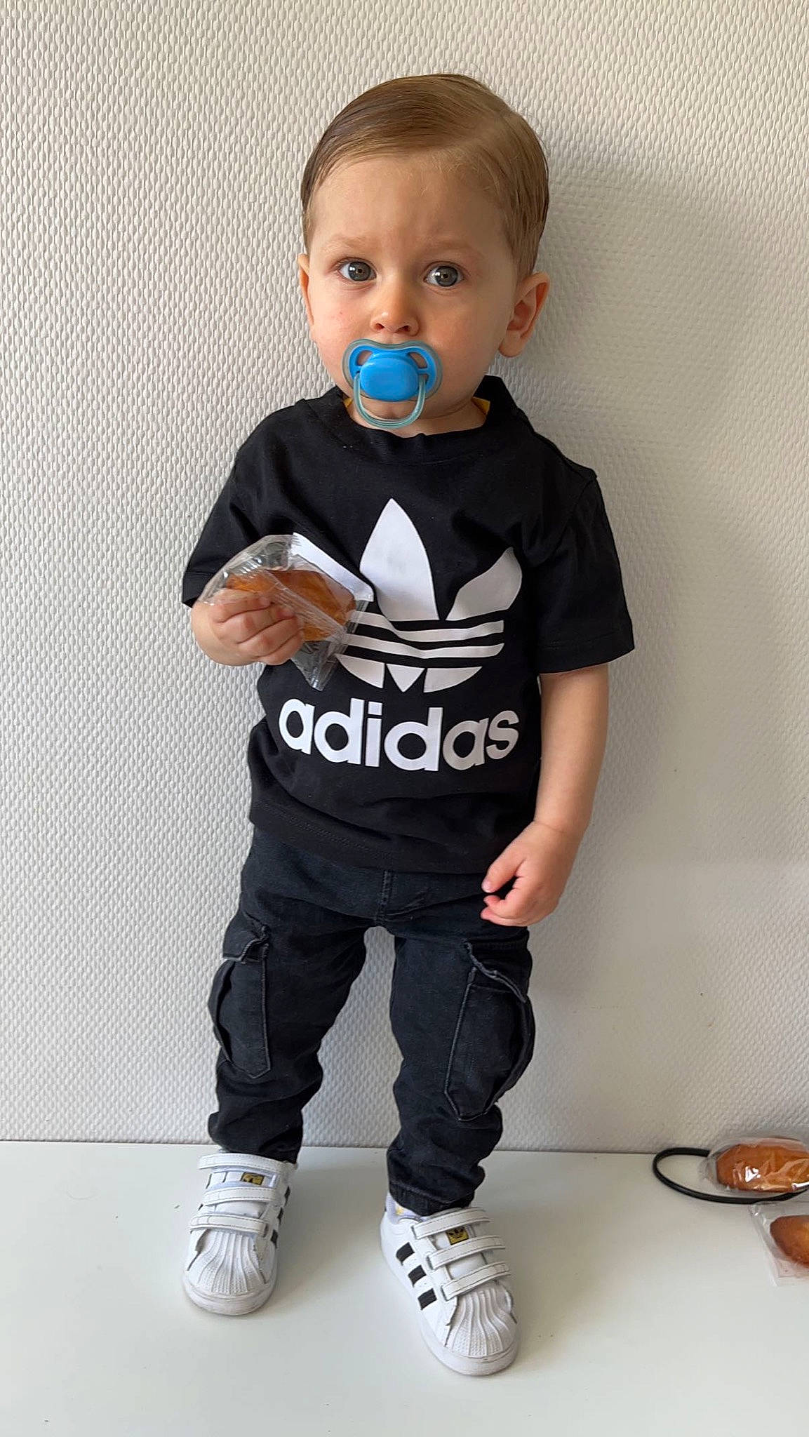 Naïl a rejoint le concours — aidez-le/la à gagner de superbes lots ! baby_toddler_clothing, child, chin, electric_blue, face, finger, footwear, gesture, hair, hairstyle, hand, head, jersey, joint, neck, person, personal_protective_equipment, sleeve, sportswear, t_shirt