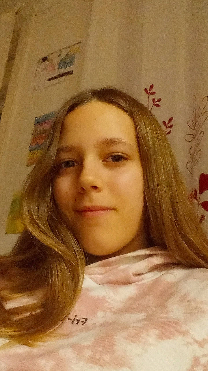 Julianna participe au concours pour gagner de l'argent avec cette photo : blond, brown_hair, cheek, chin, eyebrow, eyelash, flash_photography, forehead, hair_coloring, happy, jaw, joy, layered_hair, lip, long_hair, mouth, nose, person, skin, step_cutting