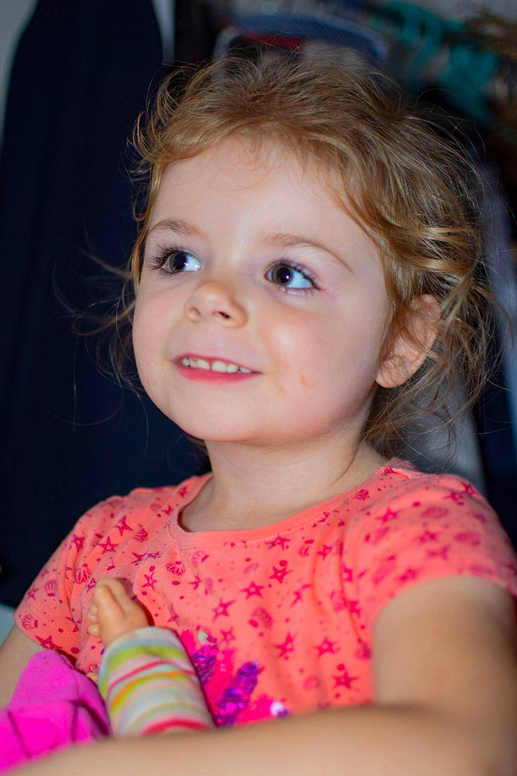 Olivia a rejoint le concours — aidez-le/la à gagner de superbes lots ! cheek, child, eyelash, face, facial_expression, flash_photography, fun, happy, iris, joy, leisure, lip, mouth, nose, organ, people, person, pink, skin, smile