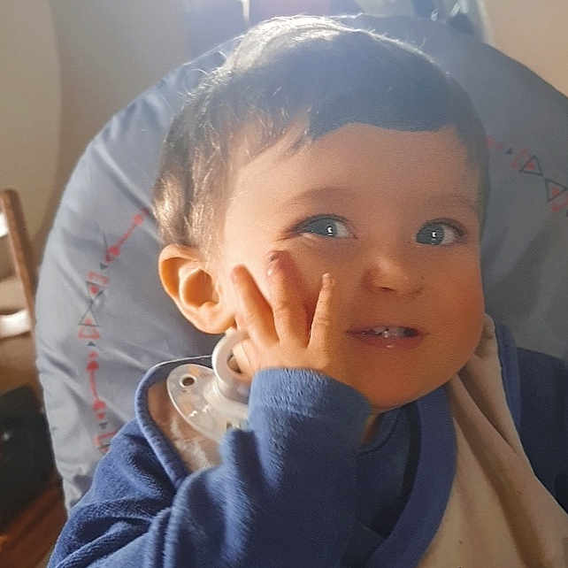 Cayden participe au concours pour gagner de l'argent avec cette photo : arm, cheek, ear, eyebrow, eyelash, finger, forehead, gesture, happy, head, iris, jaw, lip, mouth, nose, skin, sleeve, smile, thumb, toddler