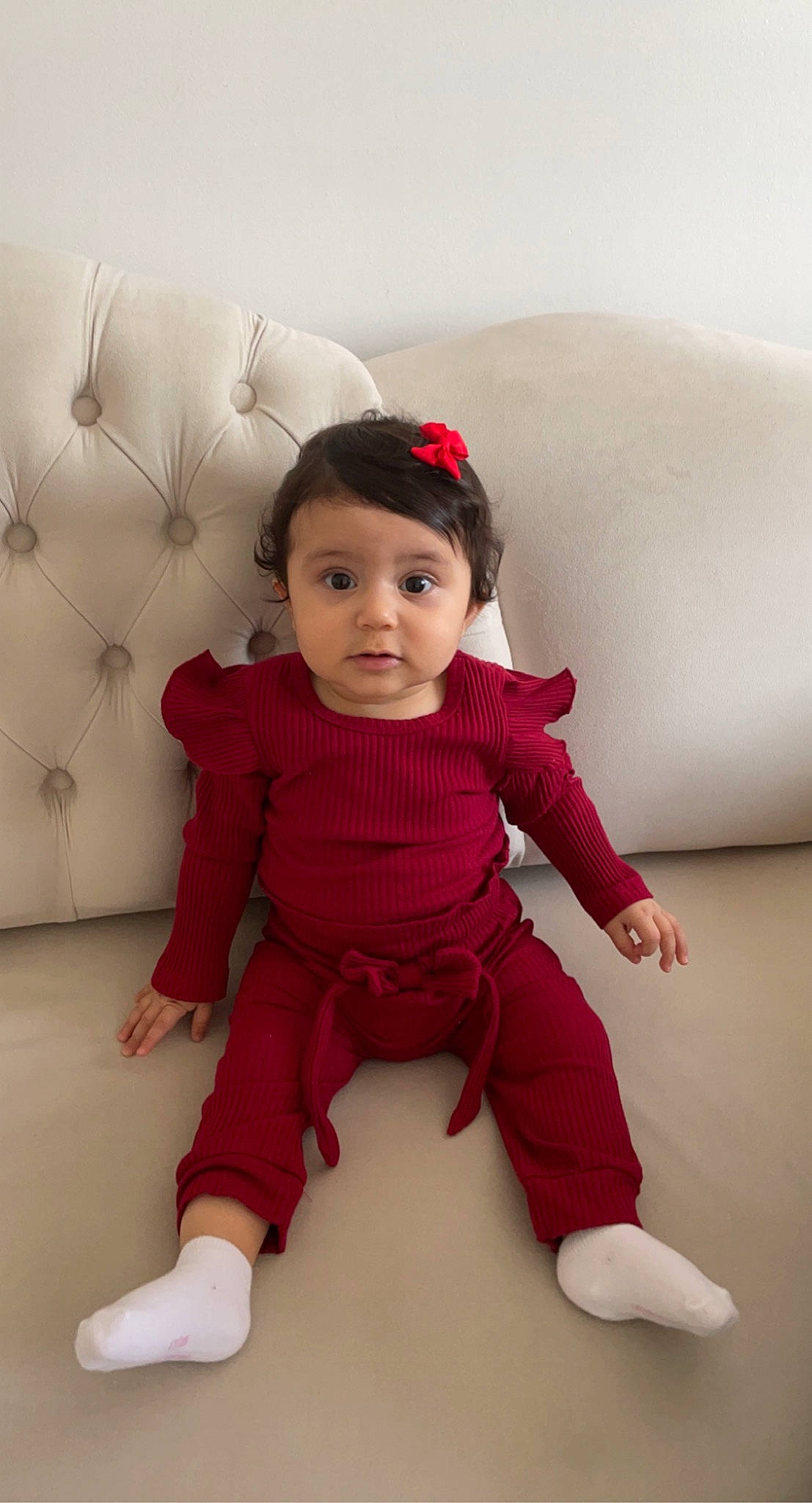 Azra a rejoint le concours — aidez-le/la à gagner de superbes lots ! arm, baby, baby_toddler_clothing, cheek, eye, face, flooring, happy, head, lip, magenta, neck, pattern, person, pink, sitting, skin, sleeve, thumb, toddler