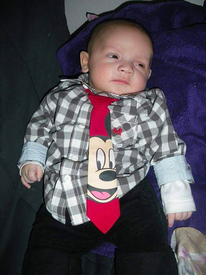 Thymeo a rejoint le concours — aidez-le/la à gagner de superbes lots ! arm, baby, baby_products, baby_toddler_clothing, cheek, collar, cool, flash_photography, gesture, happy, lip, outerwear, pattern, person, pink, plaid, sitting, sleeve, t_shirt, textile