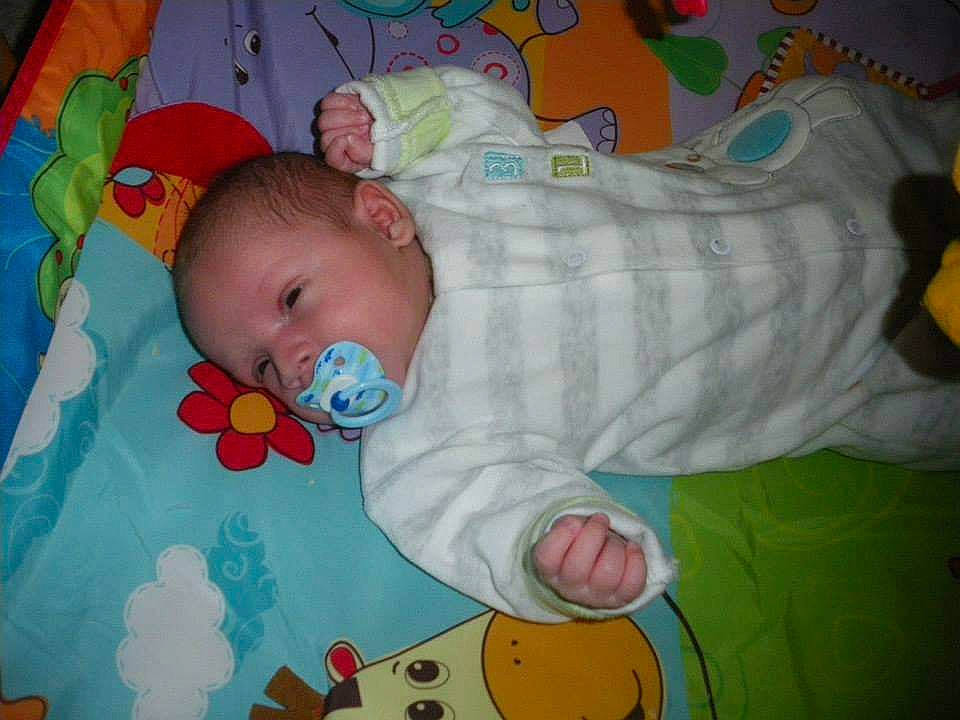 Thymeo a rejoint le concours — aidez-le/la à gagner de superbes lots ! baby, baby_products, baby_toddler_clothing, baby_toys, bedtime, child, circle, comfort, linens, pattern, person, room, sleep, textile, toddler, yellow