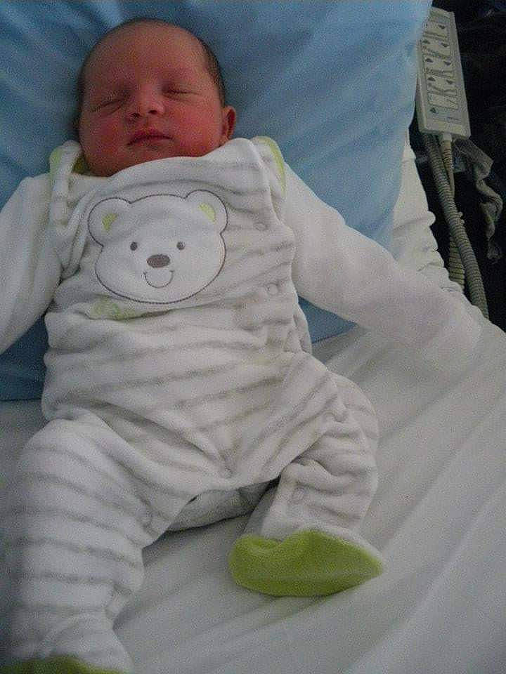 Thymeo participe au concours pour gagner de l'argent avec cette photo : baby, baby_products, baby_safety, baby_sleeping, baby_toddler_clothing, bedding, bedtime, cheek, child, comfort, head, linens, mouth, nose, person, room, sitting, skin, sleep, sleeve