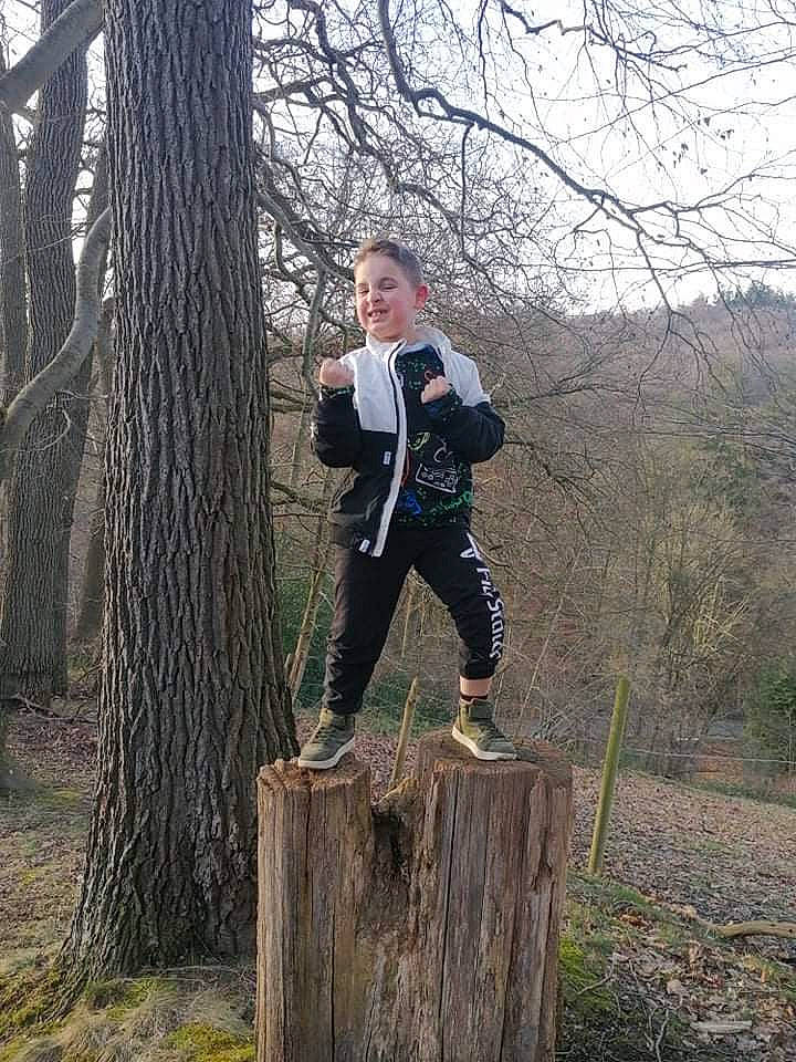 Thymeo a rejoint le concours — aidez-le/la à gagner de superbes lots ! balance, boot, forest, grass, joy, knee, logging, natural_landscape, people_in_nature, person, plant, recreation, sky, smile, sneakers, soil, thigh, tree, trunk, twig