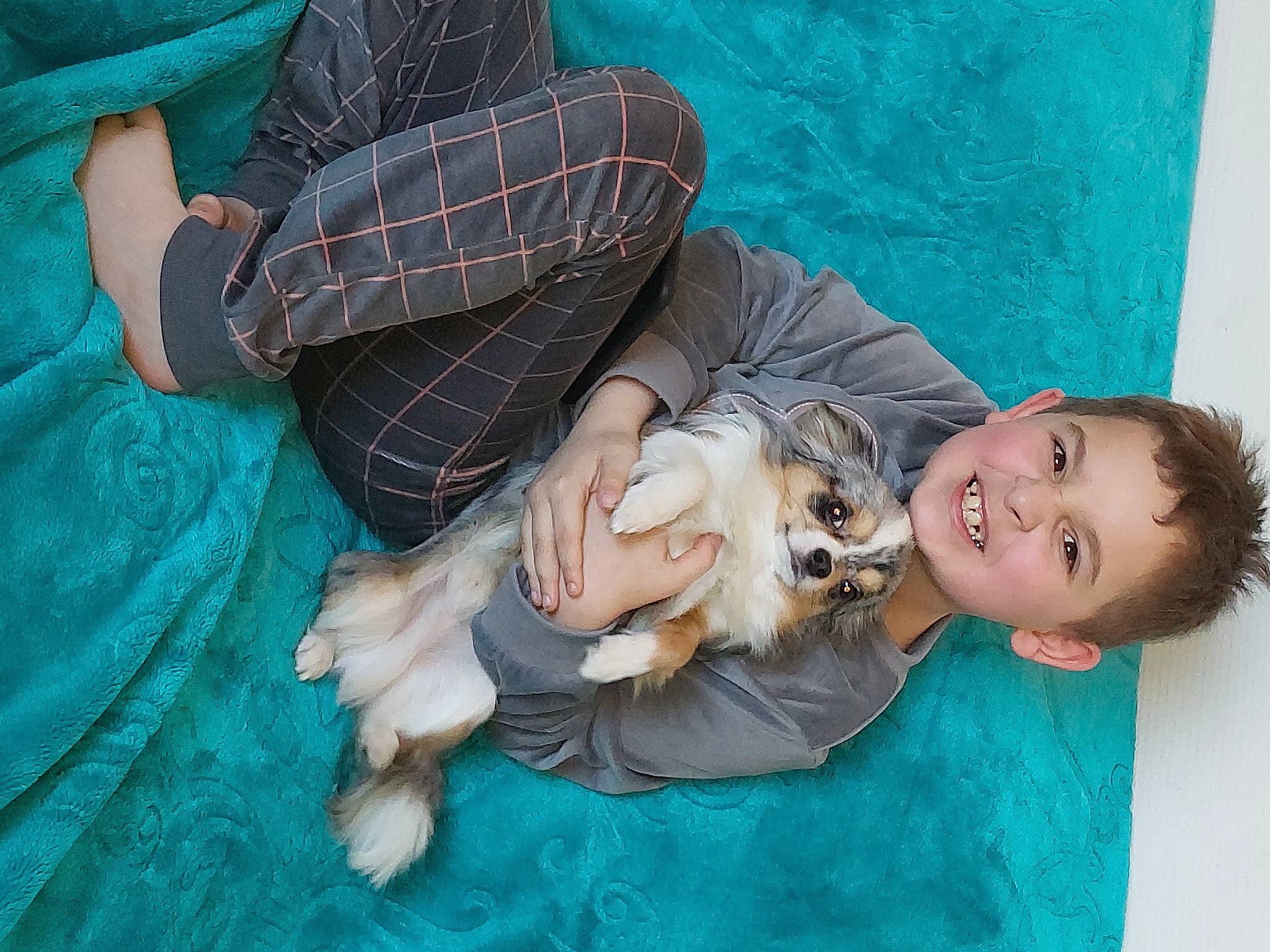 Thymeo a rejoint le concours — aidez-le/la à gagner de superbes lots ! arm, azure, dress, elbow, eye, fawn, fun, gesture, grass, hand, happy, head, interaction, joy, leisure, pattern, person, plaid, skin, tartan