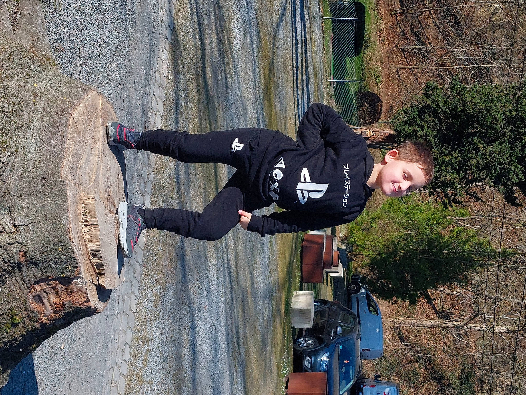 Thymeo participe au concours pour gagner de l'argent avec cette photo : adventure, concrete, extreme_sport, fun, joy, leisure, outdoor_shoe, person, plant, recreation, soil, street_fashion, tree, walking_shoe