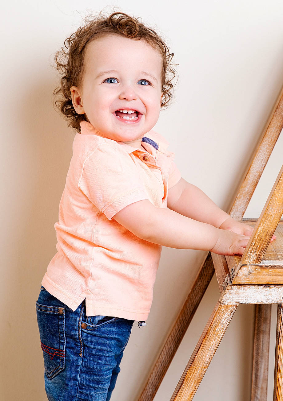 Rafa is registered to the contest to win money with this photo: baby, baby_toddler_clothing, child, collar, denim, elbow, flash_photography, happy, joy, neck, pattern, peach, person, skin, sleeve, smile, stairs, t_shirt, toddler, waist