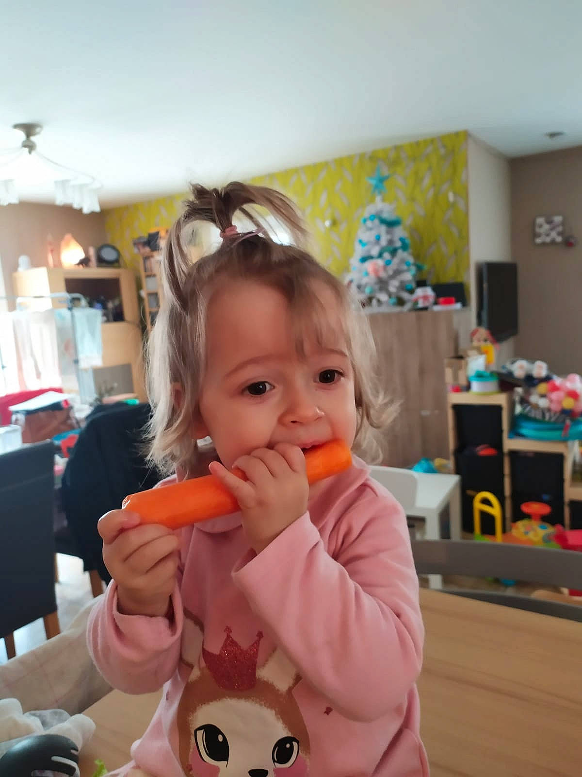 Emy participe au concours pour gagner de l'argent avec cette photo : baby, baby_products, baby_toddler_clothing, baby_toys, child, hair_accessory, overall, party_supply, peach, person, room, stuffed_toy, toddler, toy