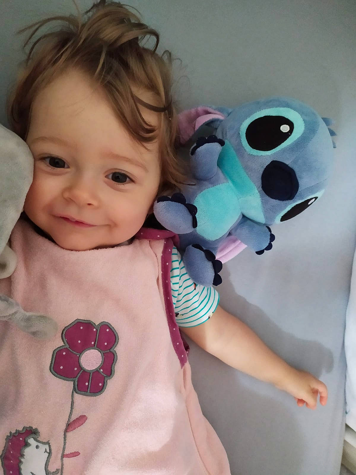 Emy participe au concours pour gagner de l'argent avec cette photo : baby, baby_toddler_clothing, cheek, child, ear, head, joy, neck, person, pink, play, skin, stuffed_toy, toddler, toy