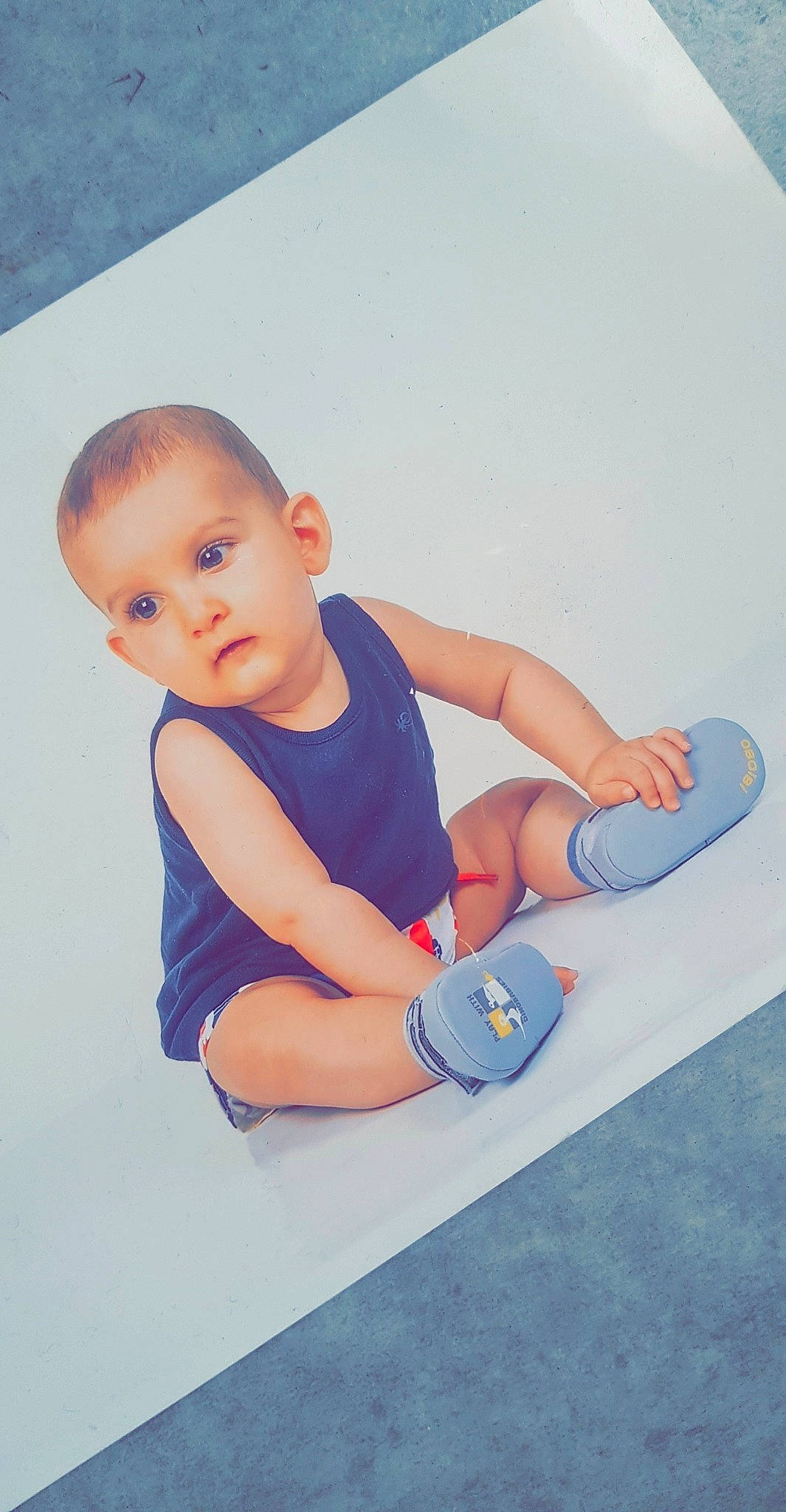 Amyn participe au concours pour gagner de l'argent avec cette photo : arm, blue, child, floor, flooring, fun, girl, hand, infant, leg, leisure, person, play, shoe, sitting, skin, standing, summer, toddler, vacation