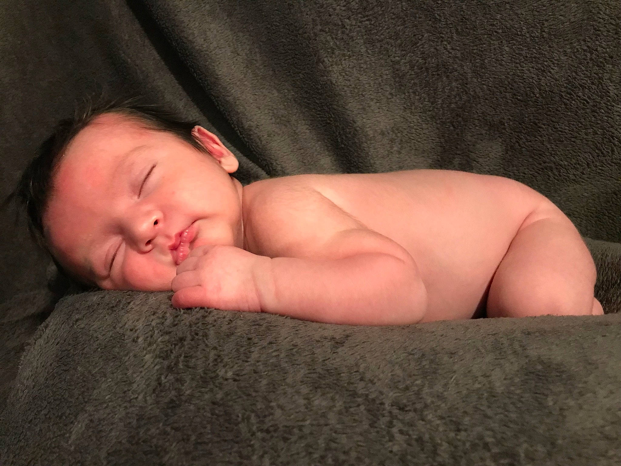 Amaury a rejoint le concours — aidez-le/la à gagner de superbes lots ! abdomen, arm, baby, chest, comfort, eye, finger, flash_photography, hair, hand, head, human_body, mouth, nail, neck, person, skin, stomach, thigh, toddler