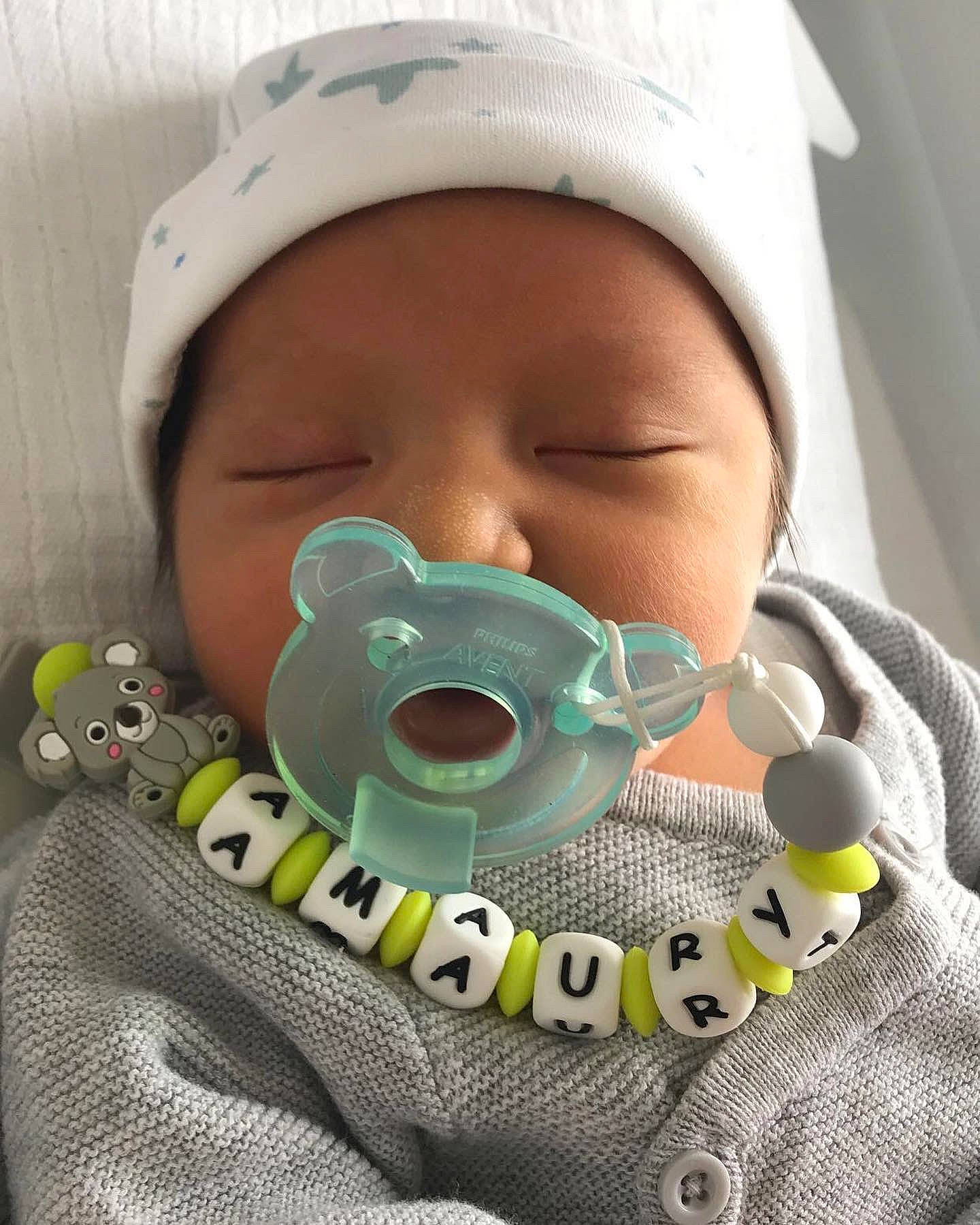 Amaury a rejoint le concours — aidez-le/la à gagner de superbes lots ! baby, baby_toddler_clothing, cap, close_up, clothing, cool, eye, eyebrow, eyelash, finger, hat, headgear, headwear, jaw, mouth, neck, outerwear, person, personal_protective_equipment, service
