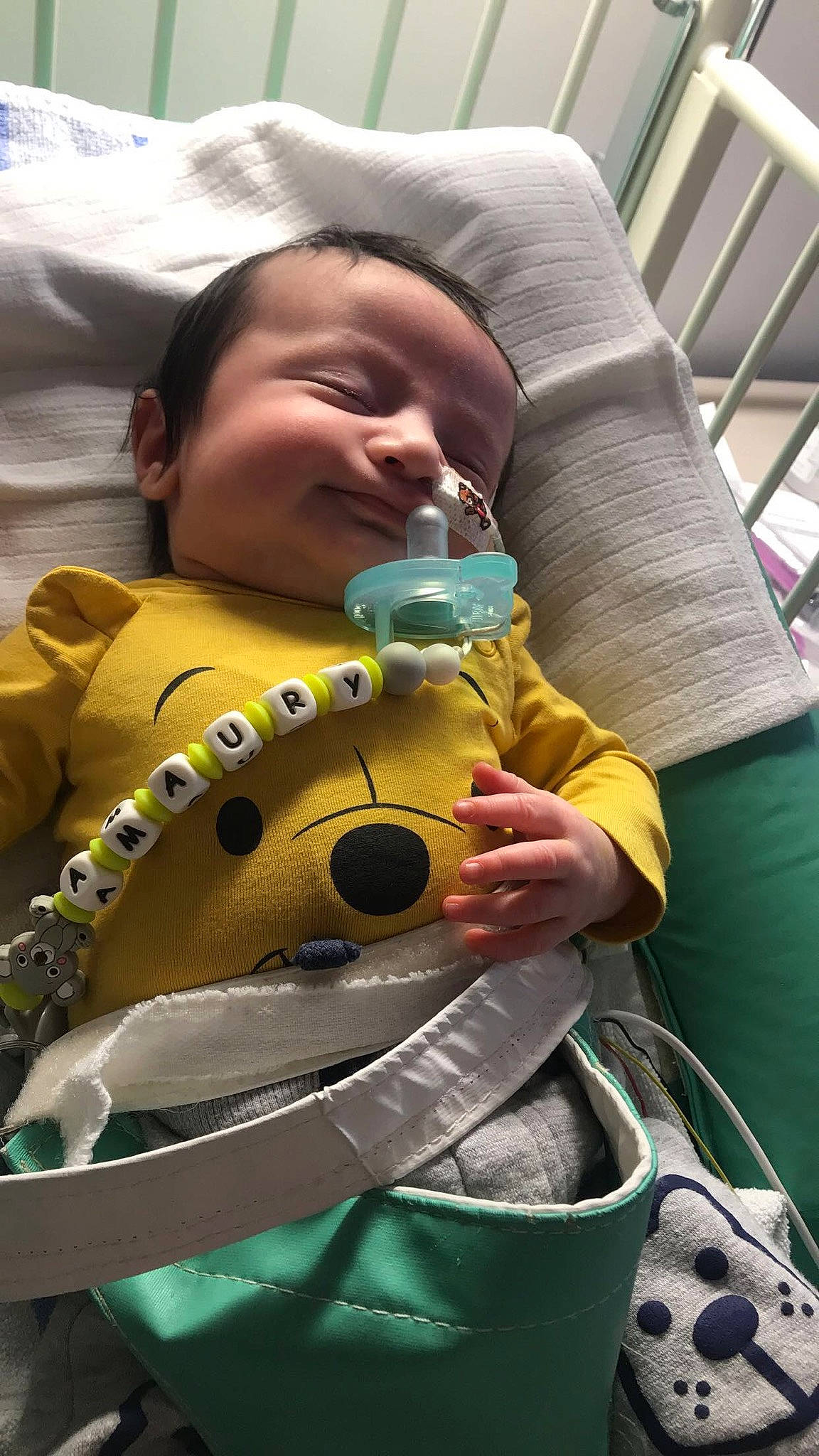 Amaury participe au concours pour gagner de l'argent avec cette photo : baby, baby_products, baby_safety, baby_toddler_clothing, child, comfort, eye, eyelash, fun, grass, happy, leisure, nose, person, personal_protective_equipment, sitting, toddler, vacation