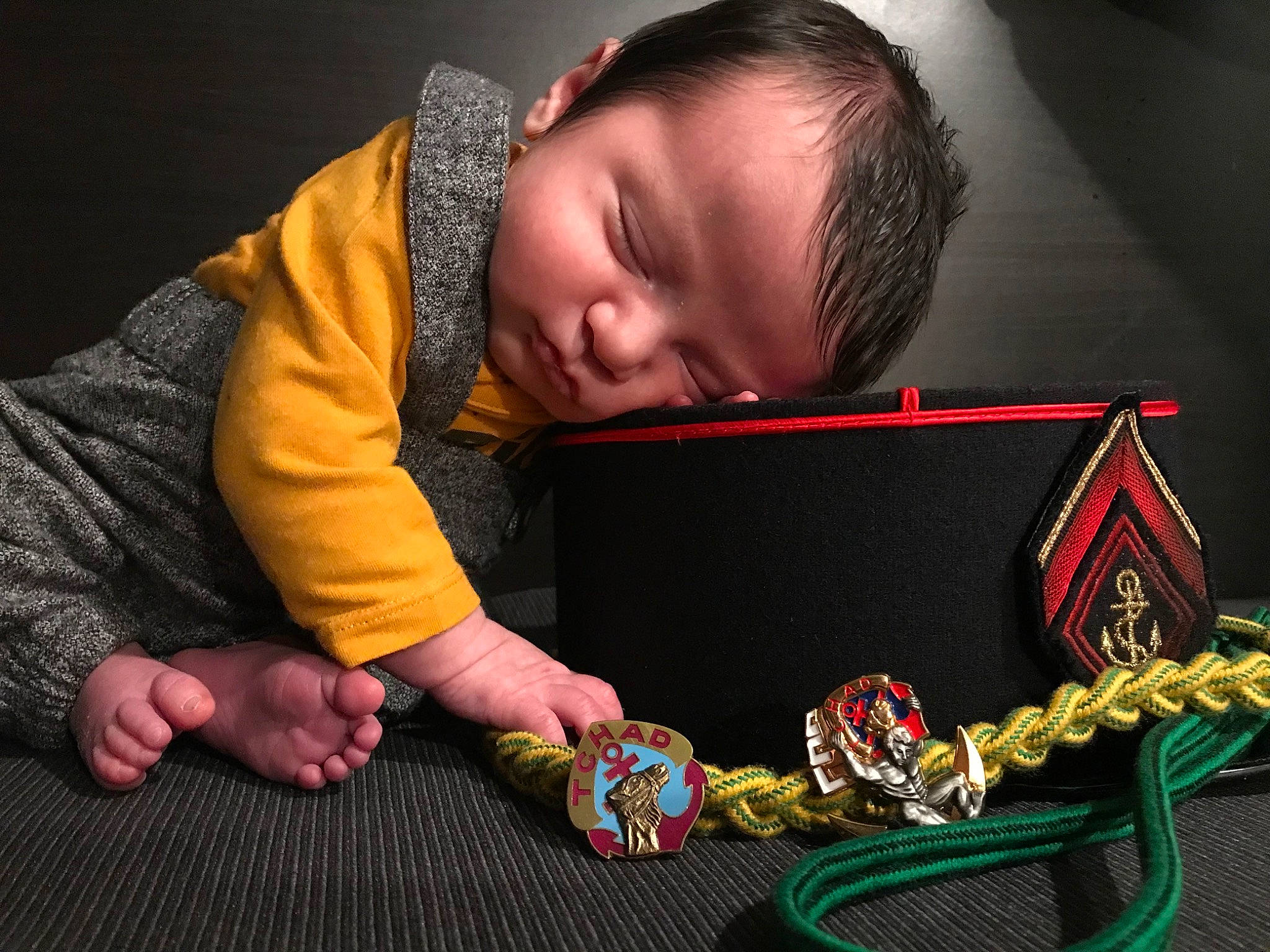 Amaury participe au concours pour gagner de l'argent avec cette photo : art, baby, baby_toddler_clothing, bag, child, comfort, fashion_accessory, flash_photography, flooring, fun, head, jewellery, luggage_and_bags, pattern, person, portrait_photography, red, room, sitting, t_shirt