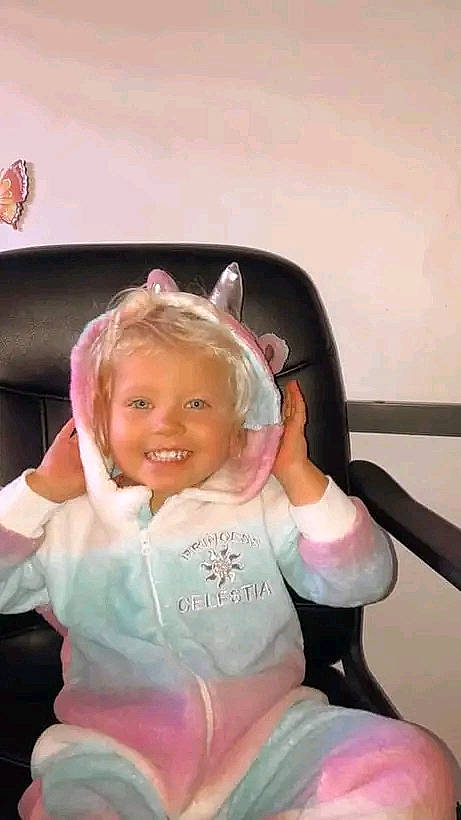 Emma participe au concours pour gagner de l'argent avec cette photo : arthropod, baby_toddler_clothing, blond, butterfly, chair, child, eyelash, facial_expression, finger, fun, gesture, happy, insect, joy, long_hair, person, pink, sitting, skin, smile