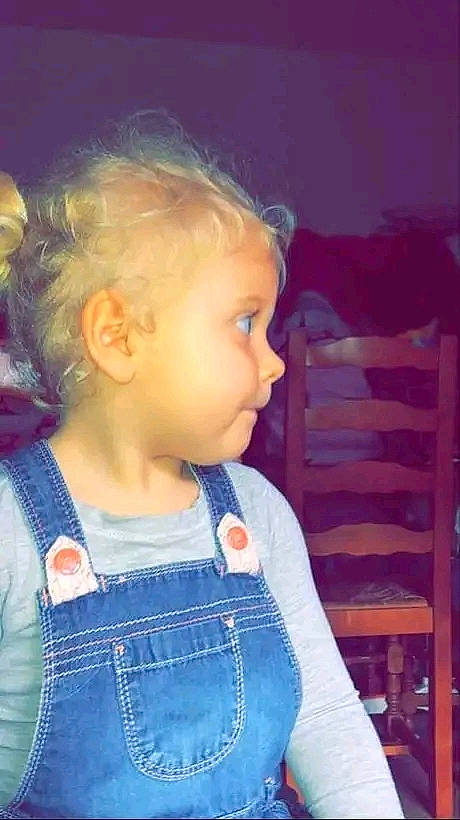 Emma a rejoint le concours — aidez-le/la à gagner de superbes lots ! baby, baby_toddler_clothing, blurred, cheek, child, cool, ear, eye, hairstyle, happy, iris, lip, mouth, nose, person, skin, sleeve, smile, standing, t_shirt