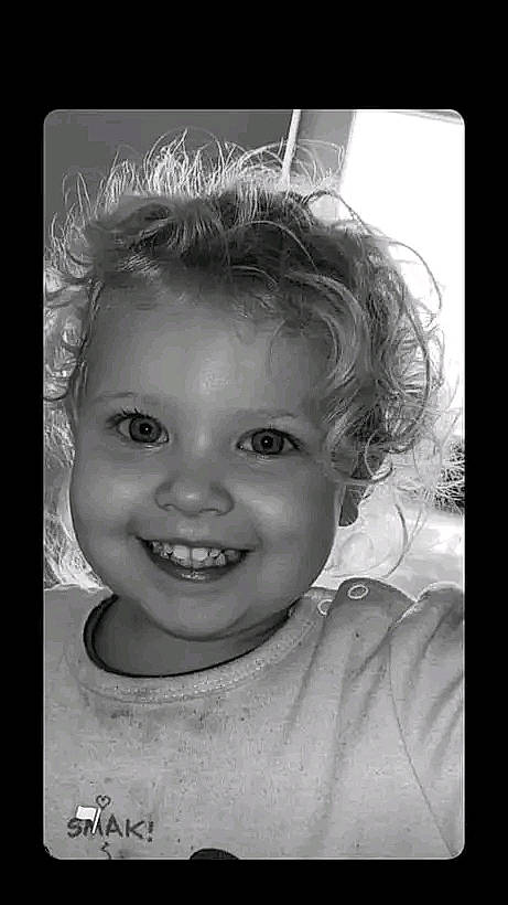 Emma participe au concours pour gagner de l'argent avec cette photo : black, black_and_white, cheek, eyebrow, eyelash, facial_expression, flash_photography, forehead, happy, human, iris, joy, lip, monochrome, nose, organ, person, photograph, picture_frame, smile