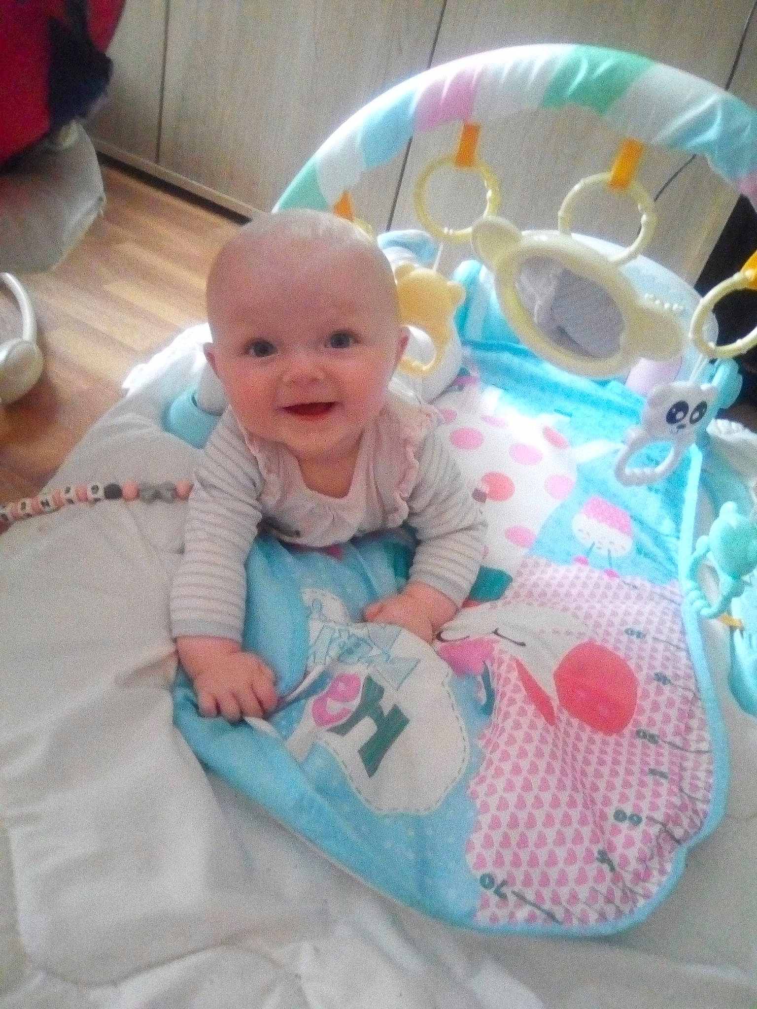 Genesis participe au concours pour gagner de l'argent avec cette photo : baby, baby_products, baby_toddler_clothing, cheek, child, comfort, eye, facial_expression, fun, happy, headgear, mammal, person, pink, product, sitting, skin, sleeve, smile, toddler