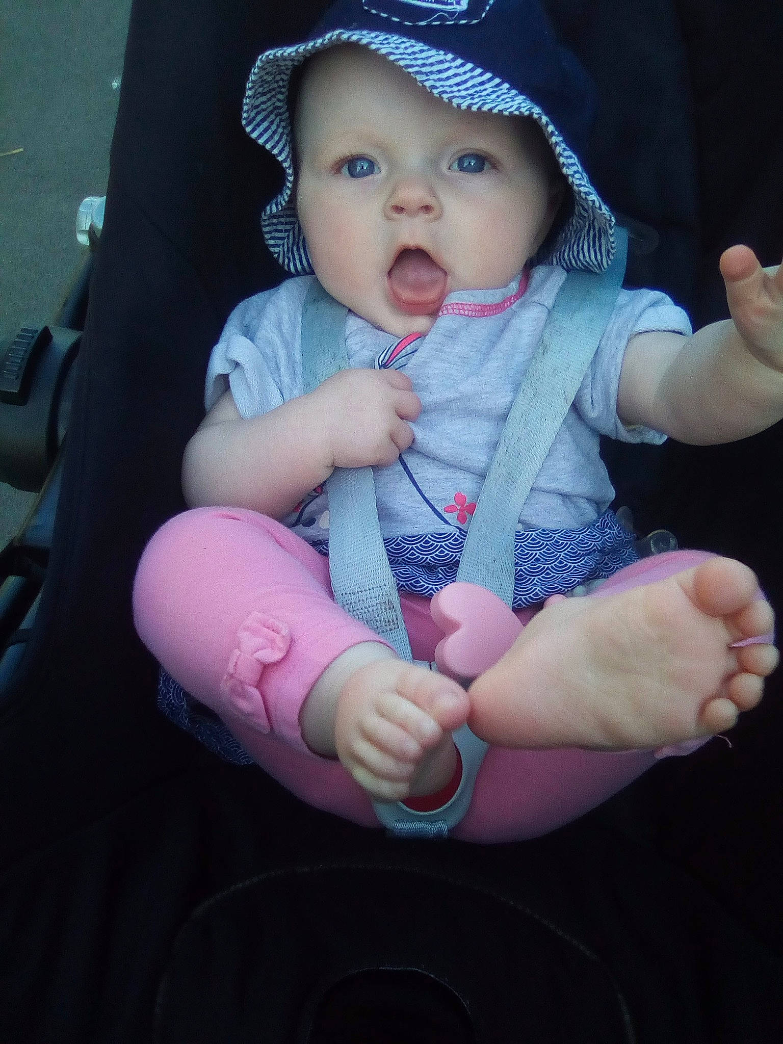 Genesis a rejoint le concours — aidez-le/la à gagner de superbes lots ! baby, baby_toddler_clothing, cap, cheek, cool, eye, face, finger, gesture, hand, hat, head, headwear, iris, lip, person, pink, skin, sleeve, sun_hat