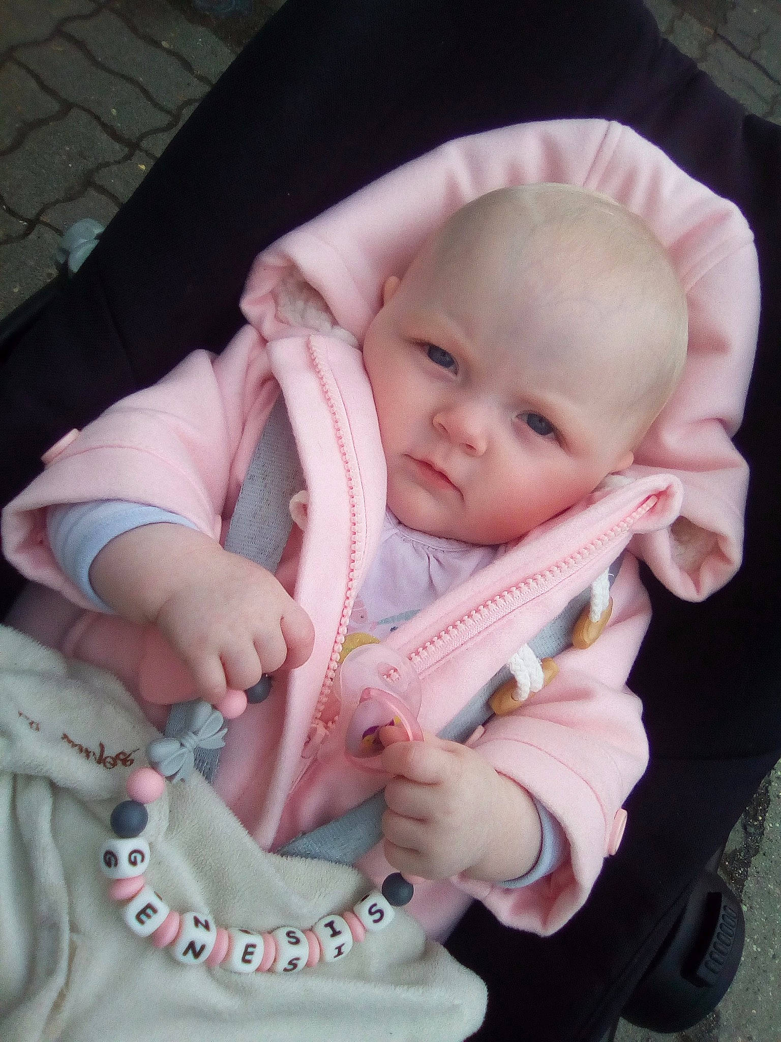 Genesis a rejoint le concours — aidez-le/la à gagner de superbes lots ! baby, baby_carriage, baby_products, baby_toddler_clothing, cheek, child, comfort, face, finger, gesture, hand, iris, lip, nail, person, pink, sitting, skin, sleeve, thumb