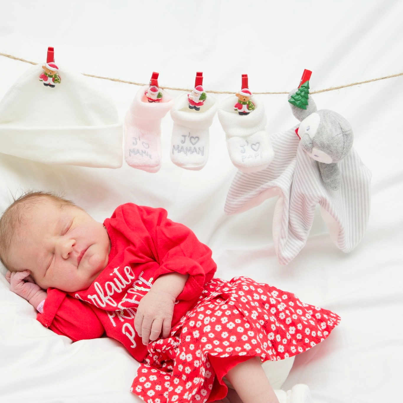 Madisone participe au concours pour gagner de l'argent avec cette photo : baby, baby_products, baby_sleeping, baby_toddler_clothing, baby_toys, child, product, red, room, toddler