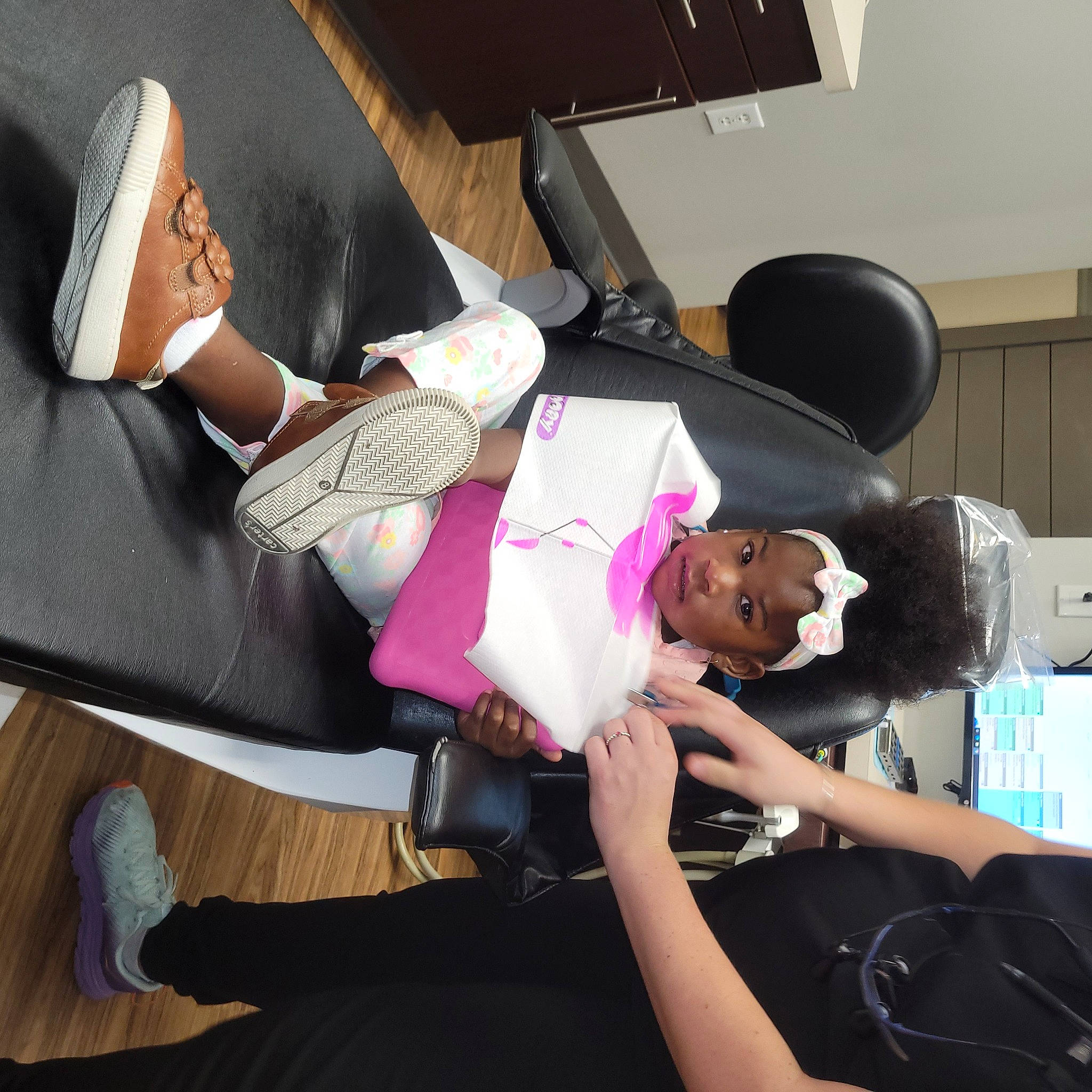 Iyana is registered to the contest to win money with this photo: arm, chair, comfort, elbow, eyewear, gesture, hat, human_leg, joint, knee, lap, leg, nail, person, shoe, shoulder, sitting, sneakers, sock, thigh