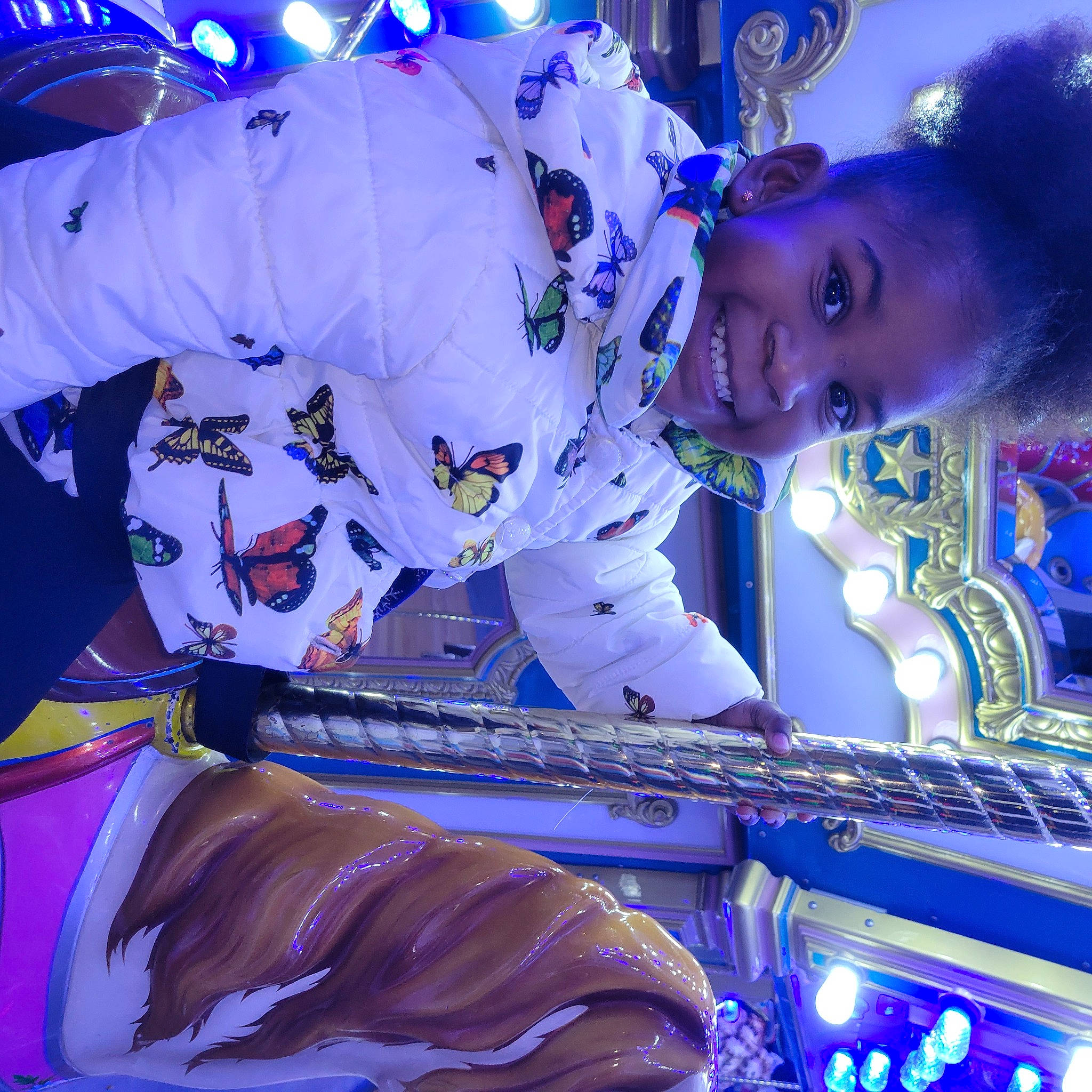 Iyana is registered to the contest to win money with this photo: artist, blue, electric_blue, entertainment, event, fun, joy, light, magenta, music, music_artist, musician, performance, performance_art, performing_arts, person, public_event, purple, smile, space